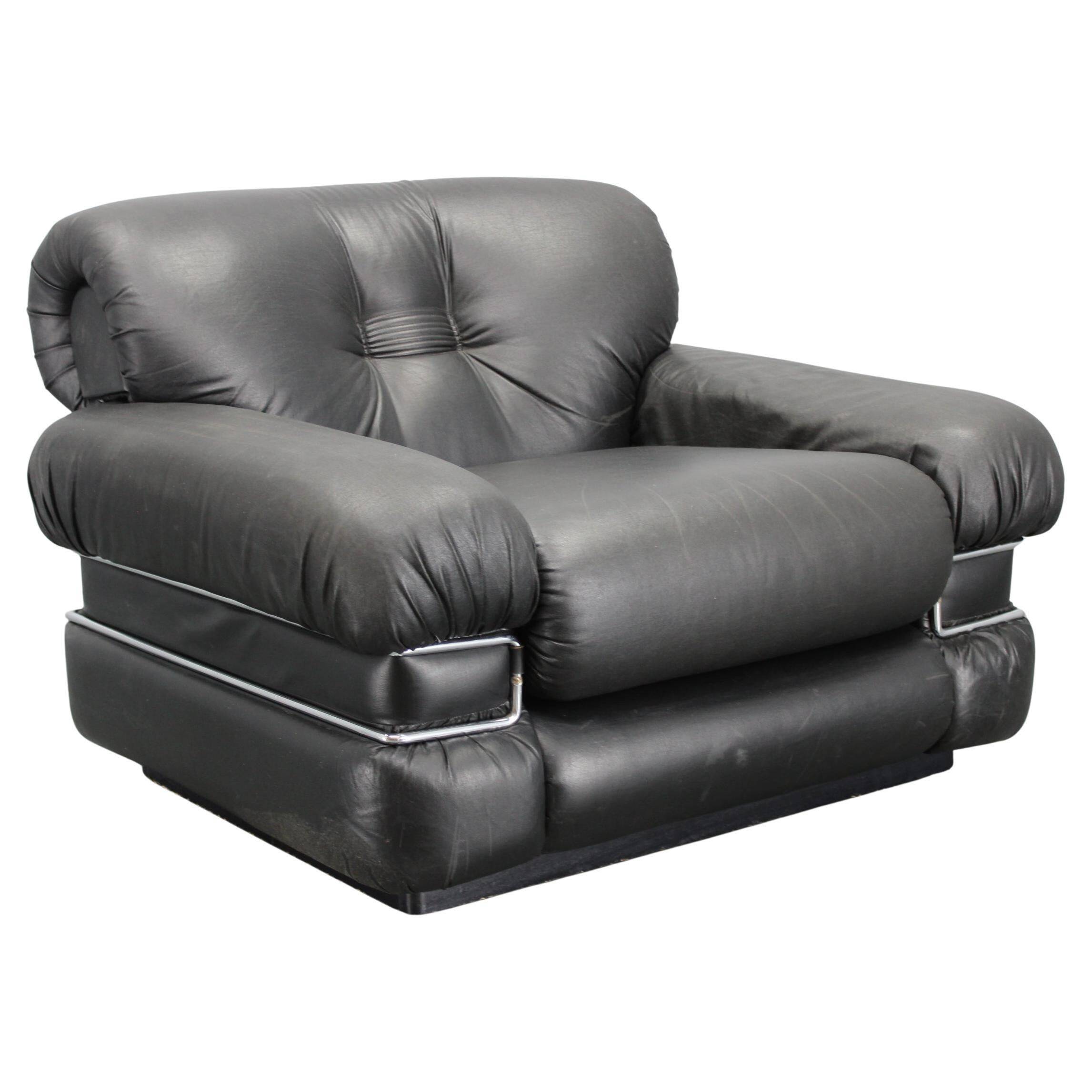 Fauteuil Pompon italien des années 1970 en similicuir noir, signé Ceriotti