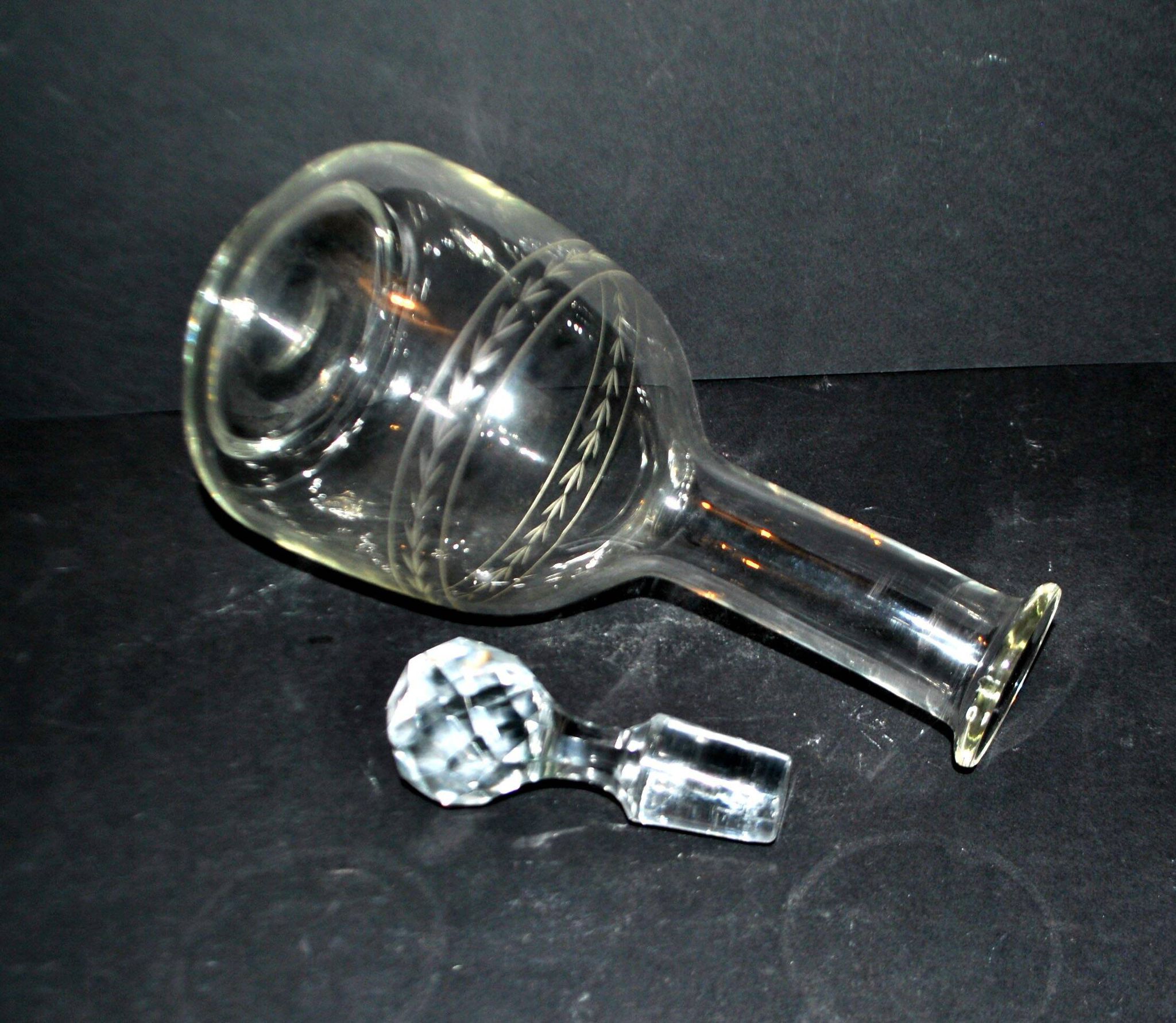 Carafe ancienne gravée frise de laurier 1900
