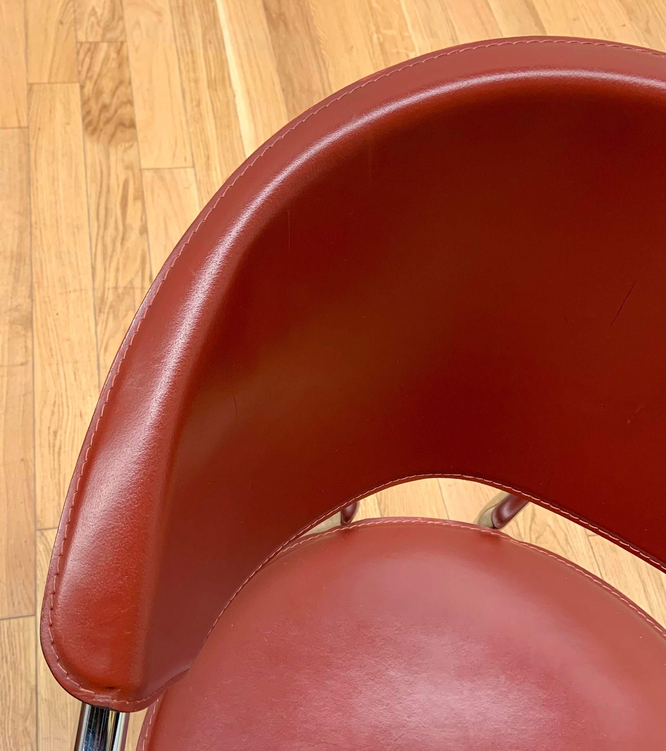 Suite de 8 chaises en cuir design