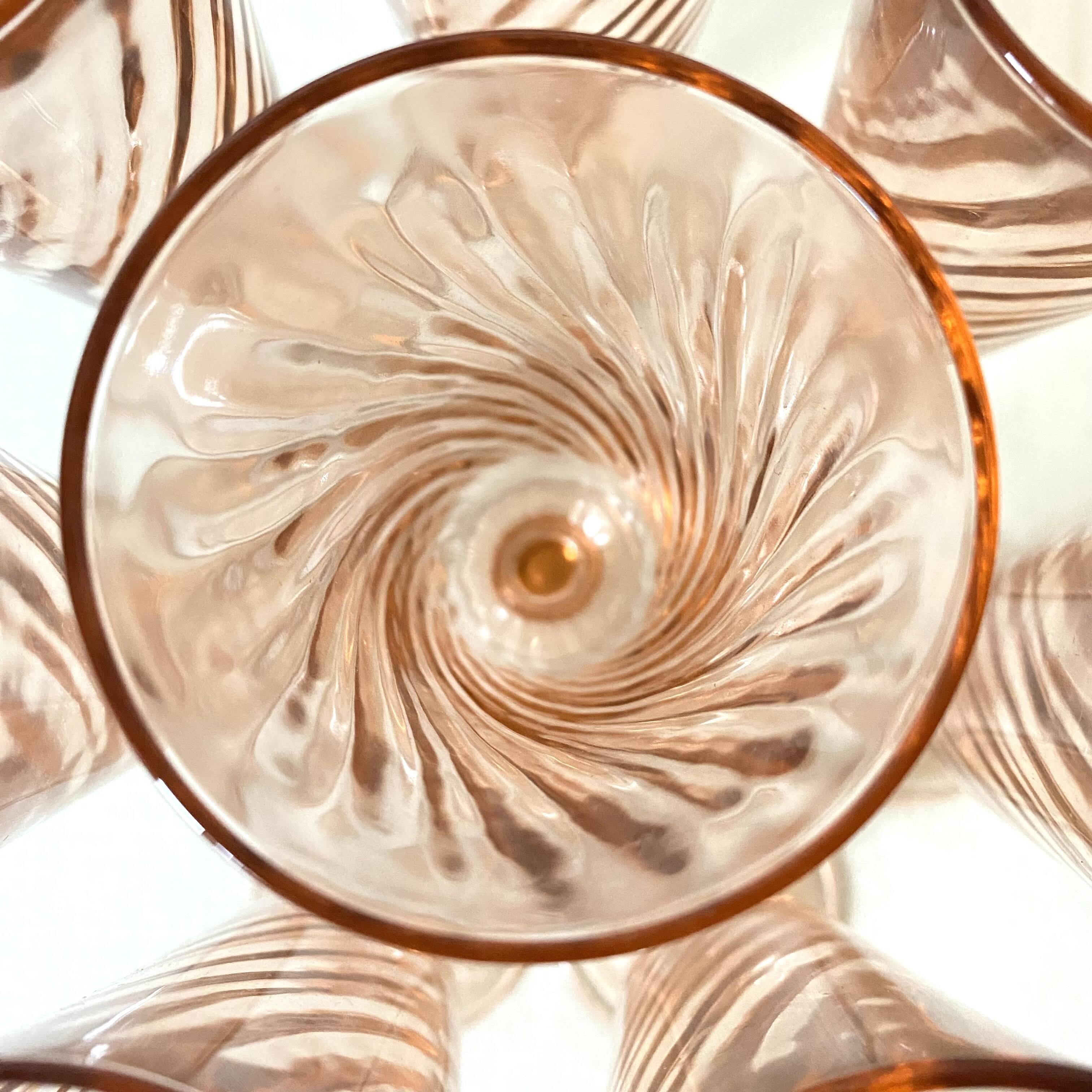 Flûtes à champagne en verre rose années 80
