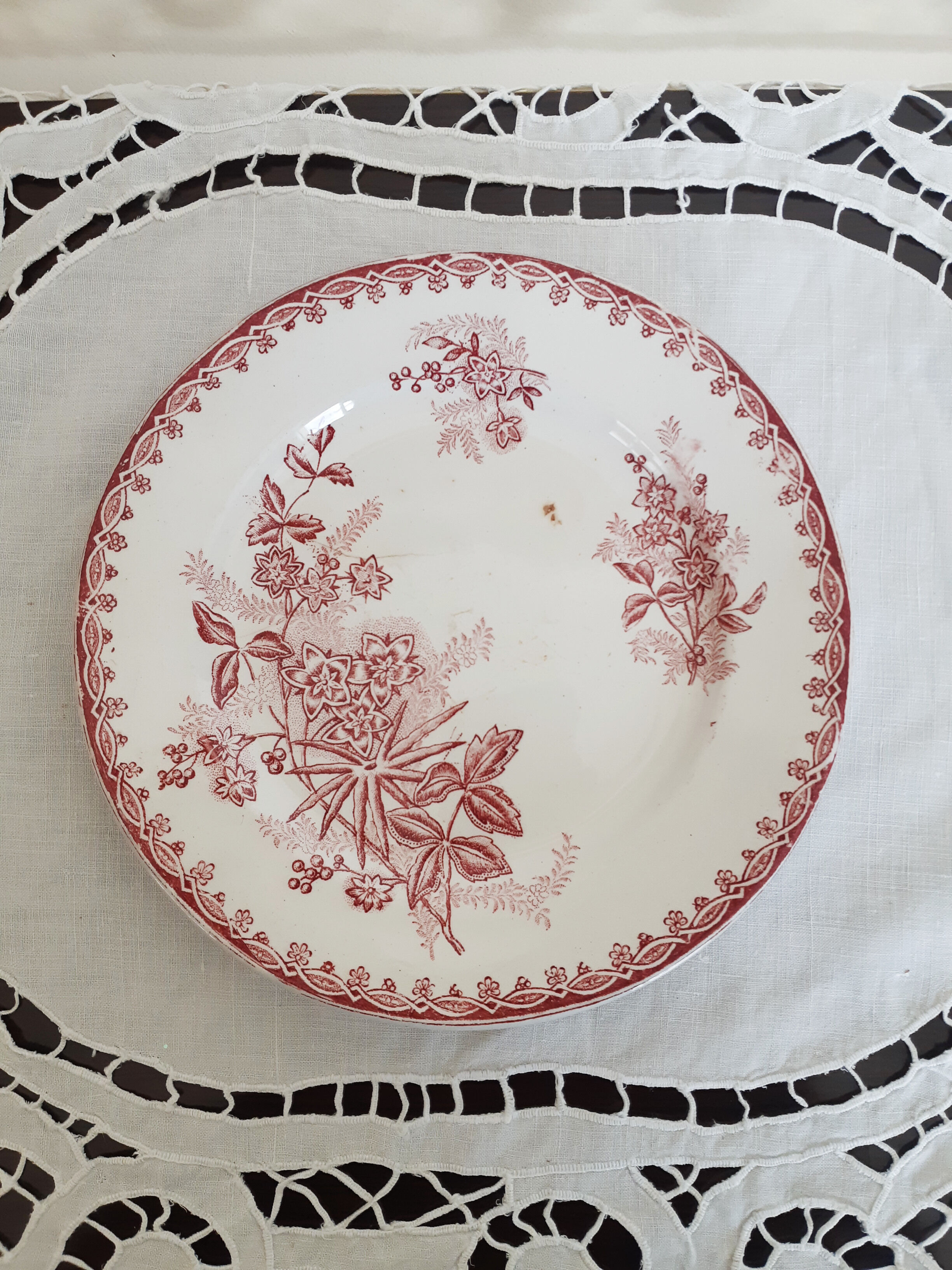 Flat plate in Amandinese earthenware model Margot