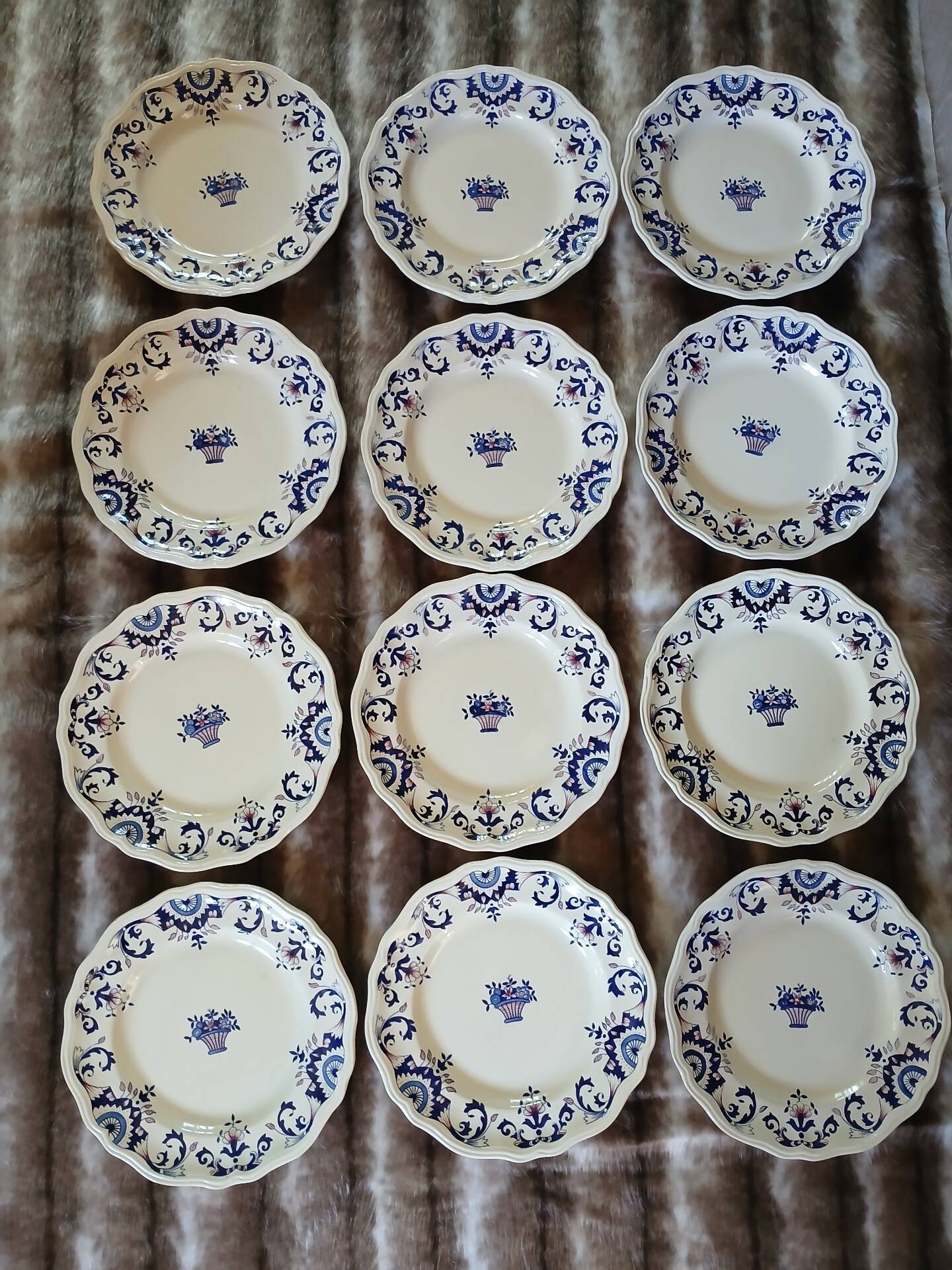 12 assiettes plates anciennes de Longchamp 