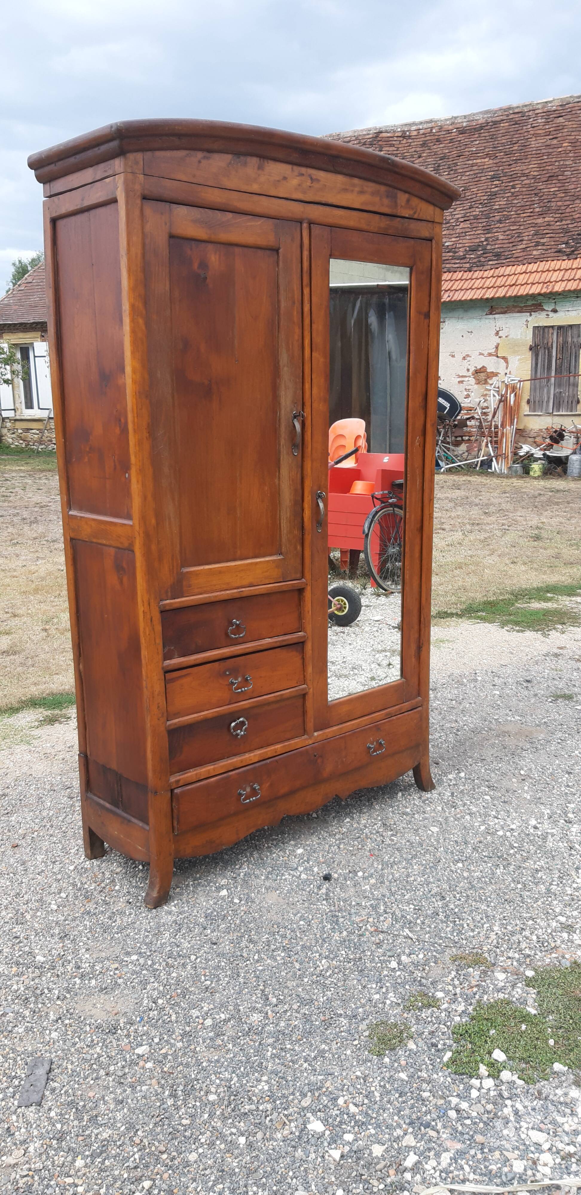 Béarnaise wardrobe in walnut 19th