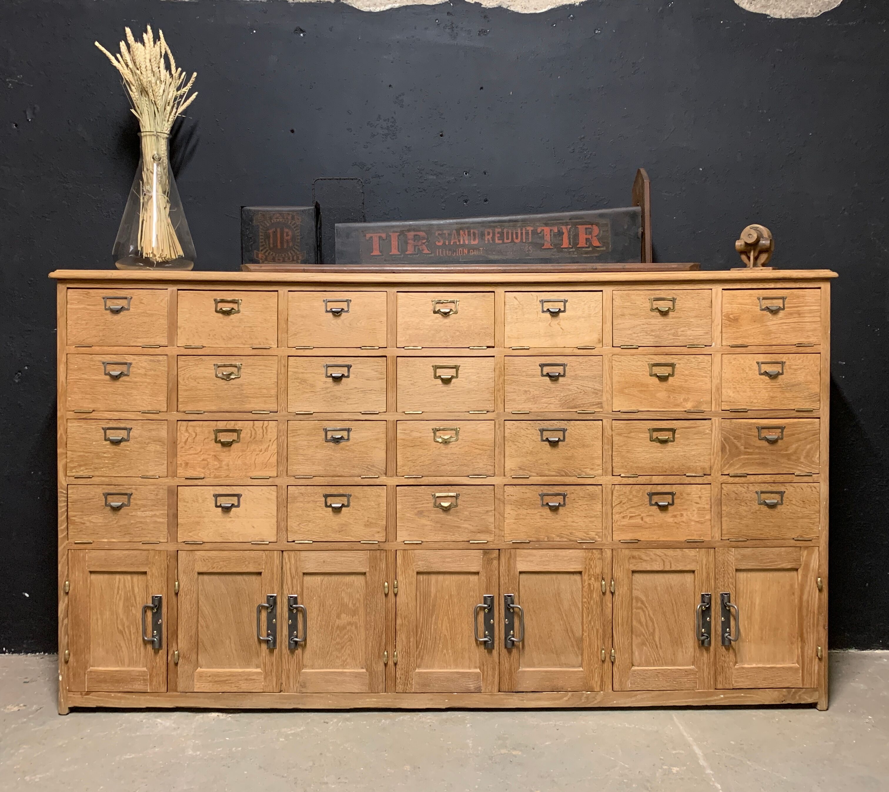 Notary's trade furniture with oak valve