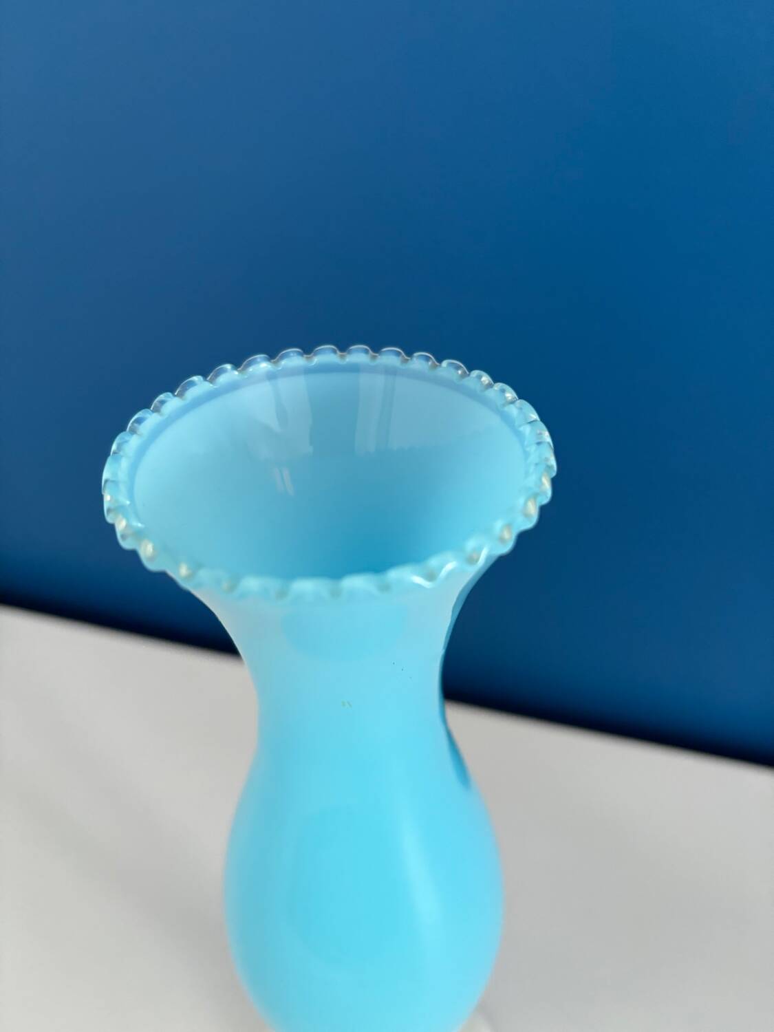 Vase opaline vintage bleu clair