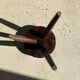 tabouret en bois massif brun assise circulaire plate