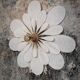 Applique murale fleur 24 pétales en rotin et lin blanc