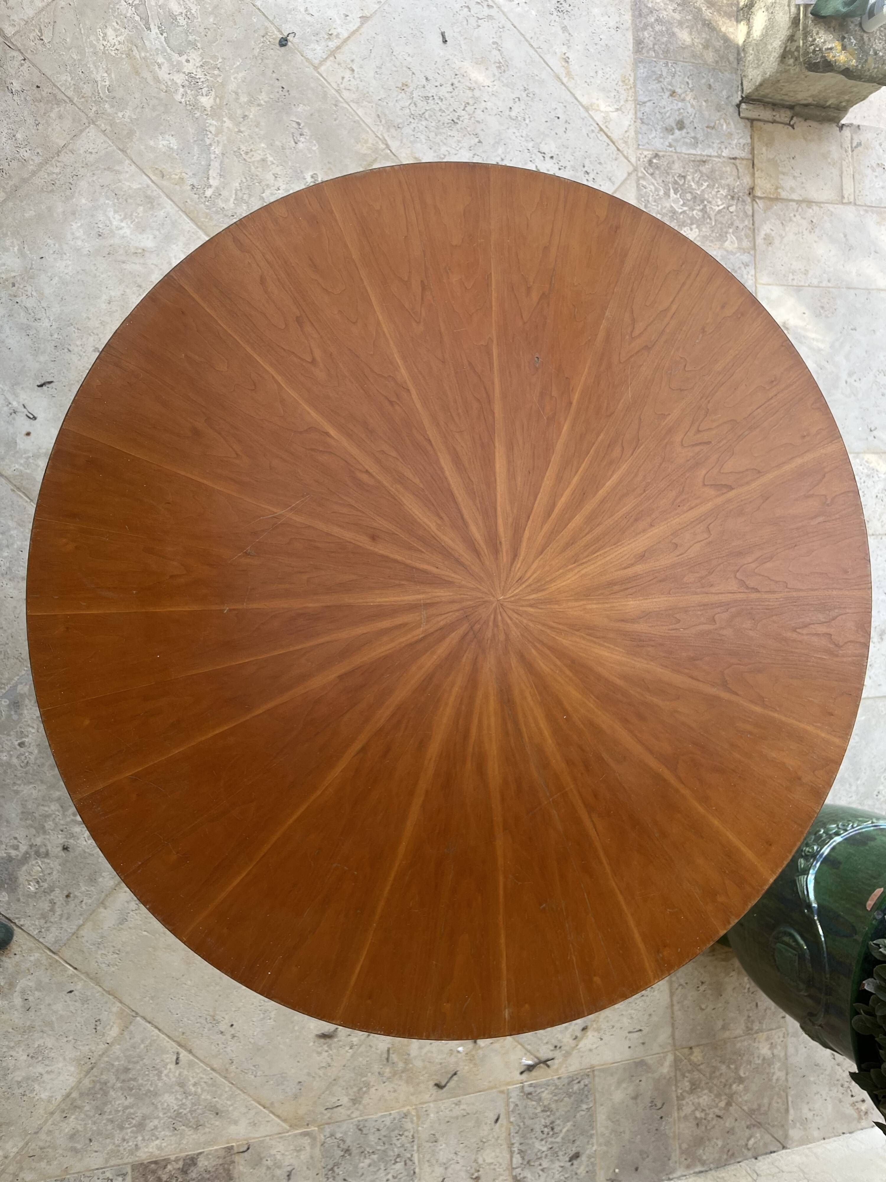 Table ronde vintage avec plateau en bois