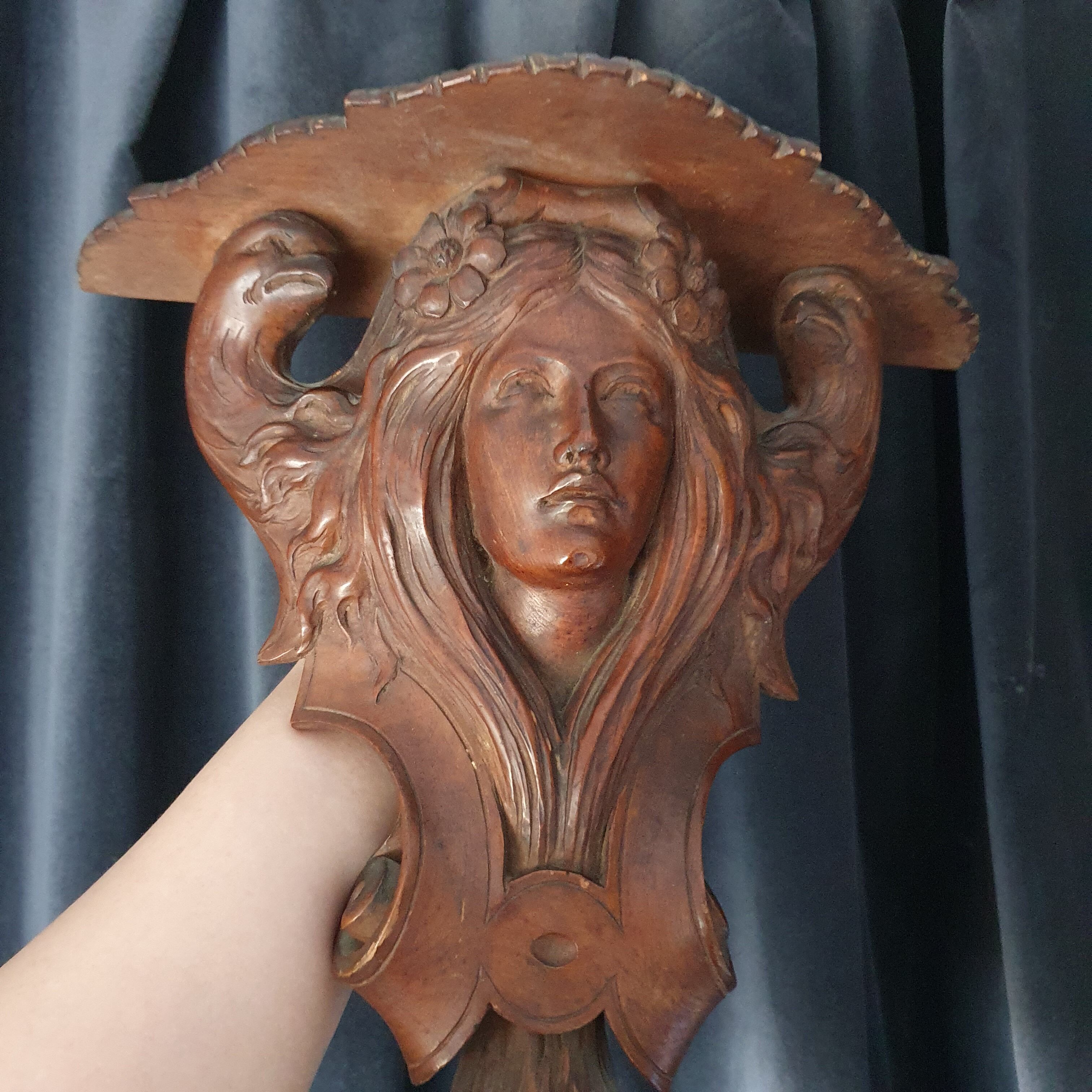 Paire d’étagères de mur d’art nouveau en bois