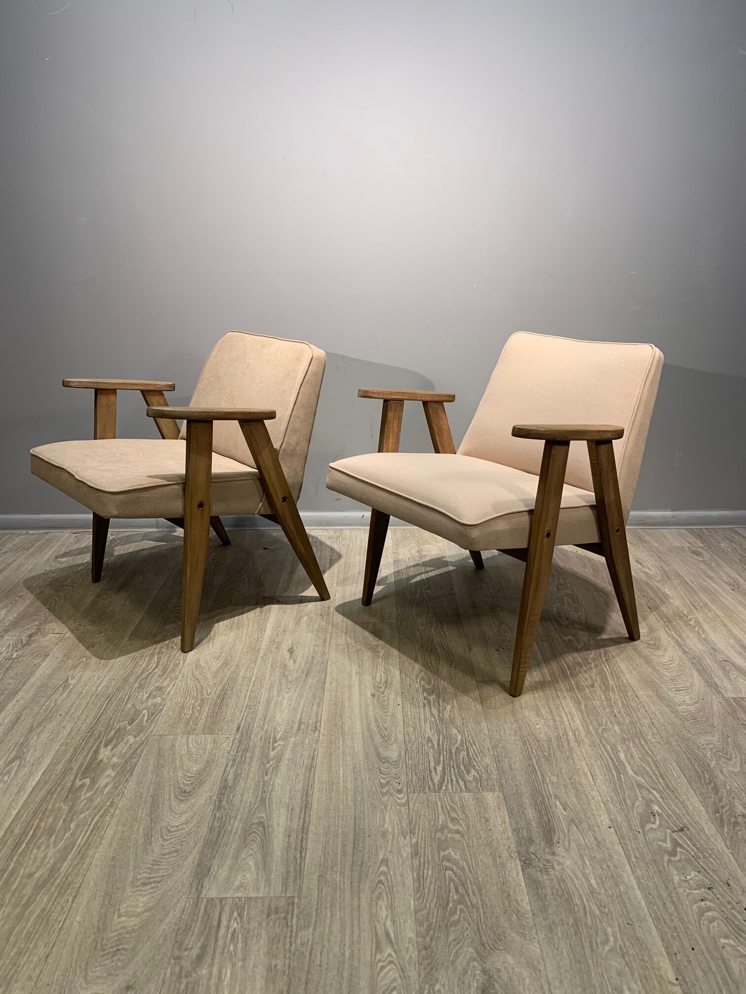 Paire de fauteuils 366, conçus par J. Chierowski