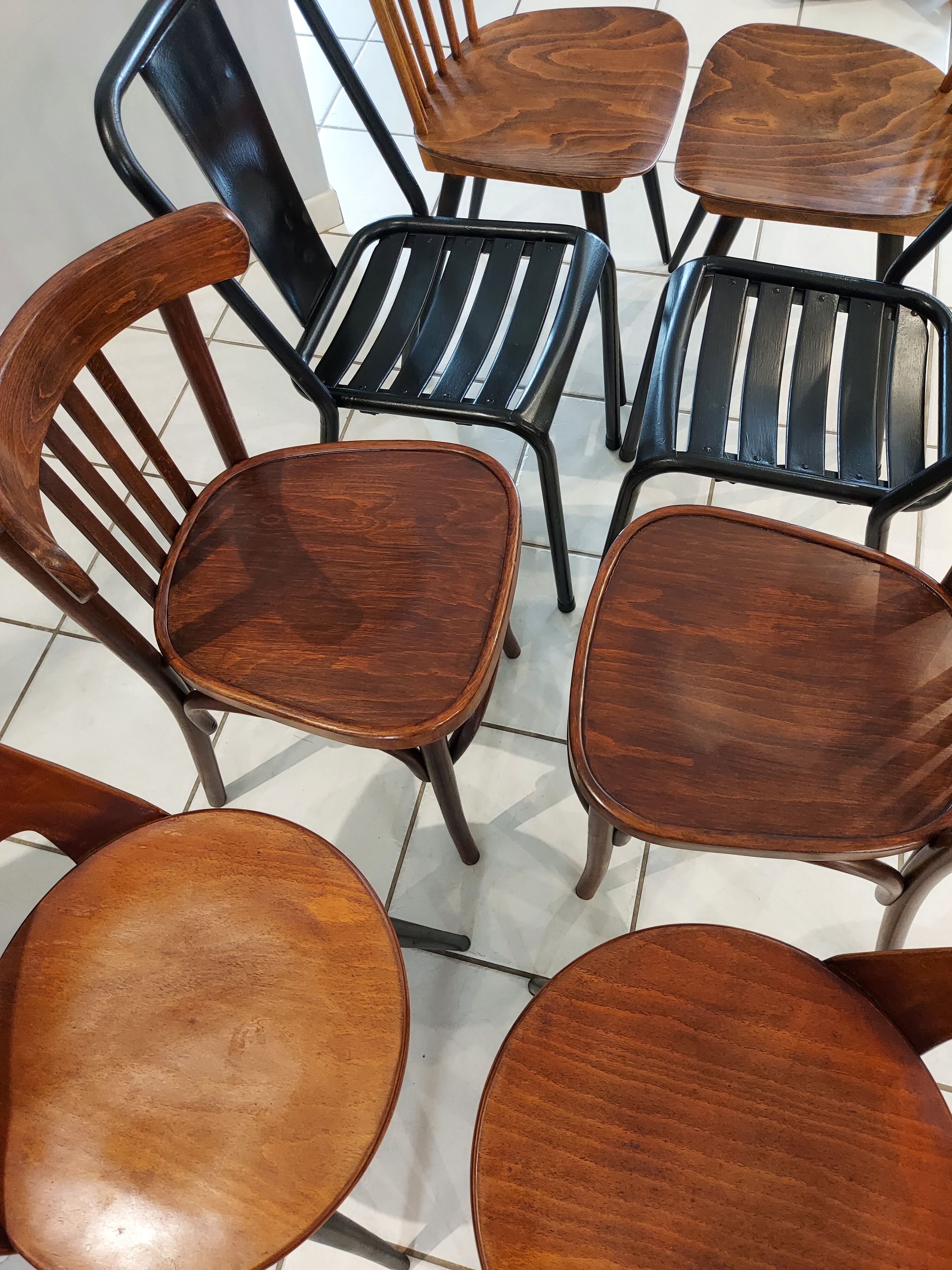 Suite de 8 chaises de bistrot dépareillées Baumann mondor ,tolix  vintage années 1960
