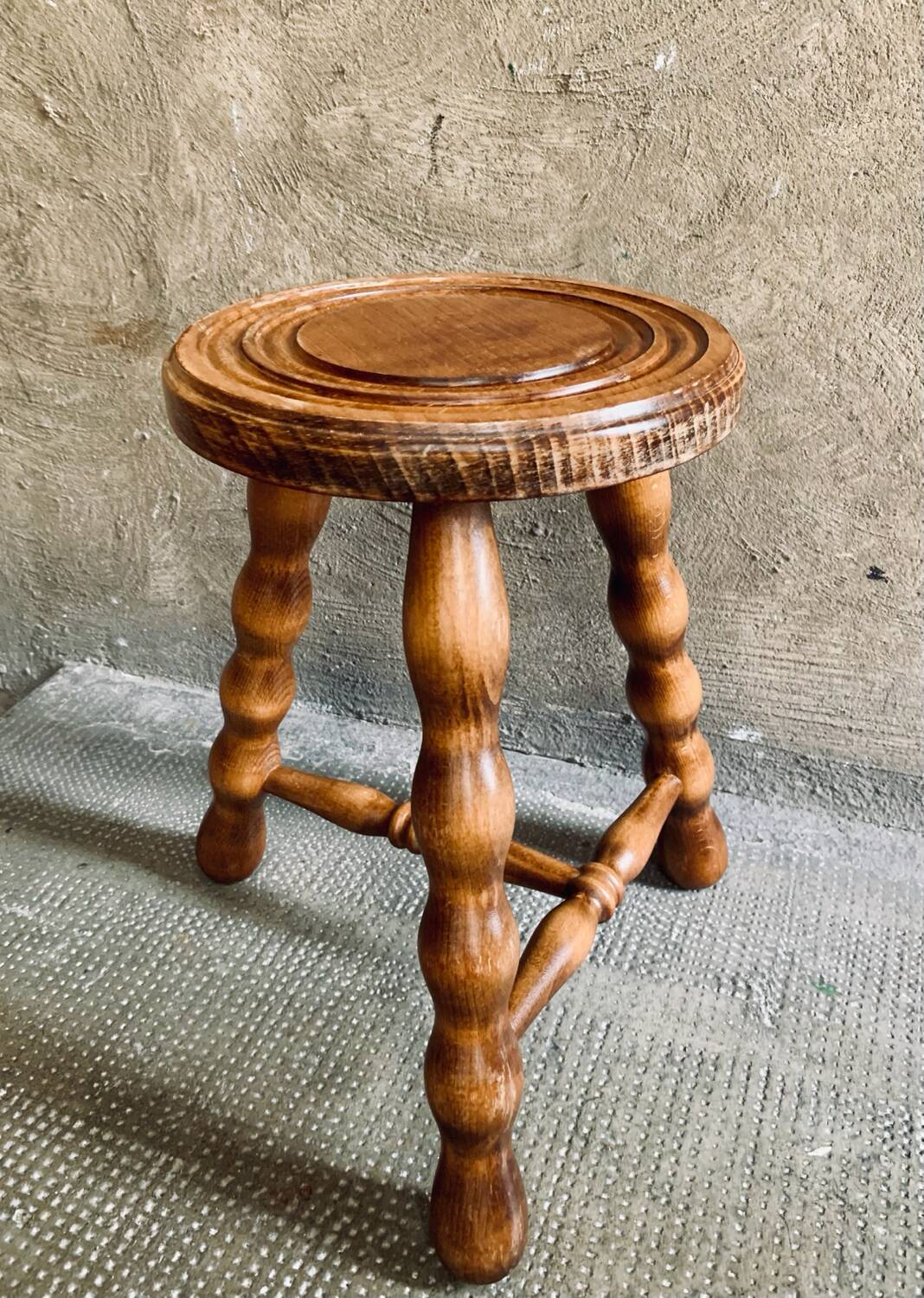 Tabouret tripode bois à entretoise vintage