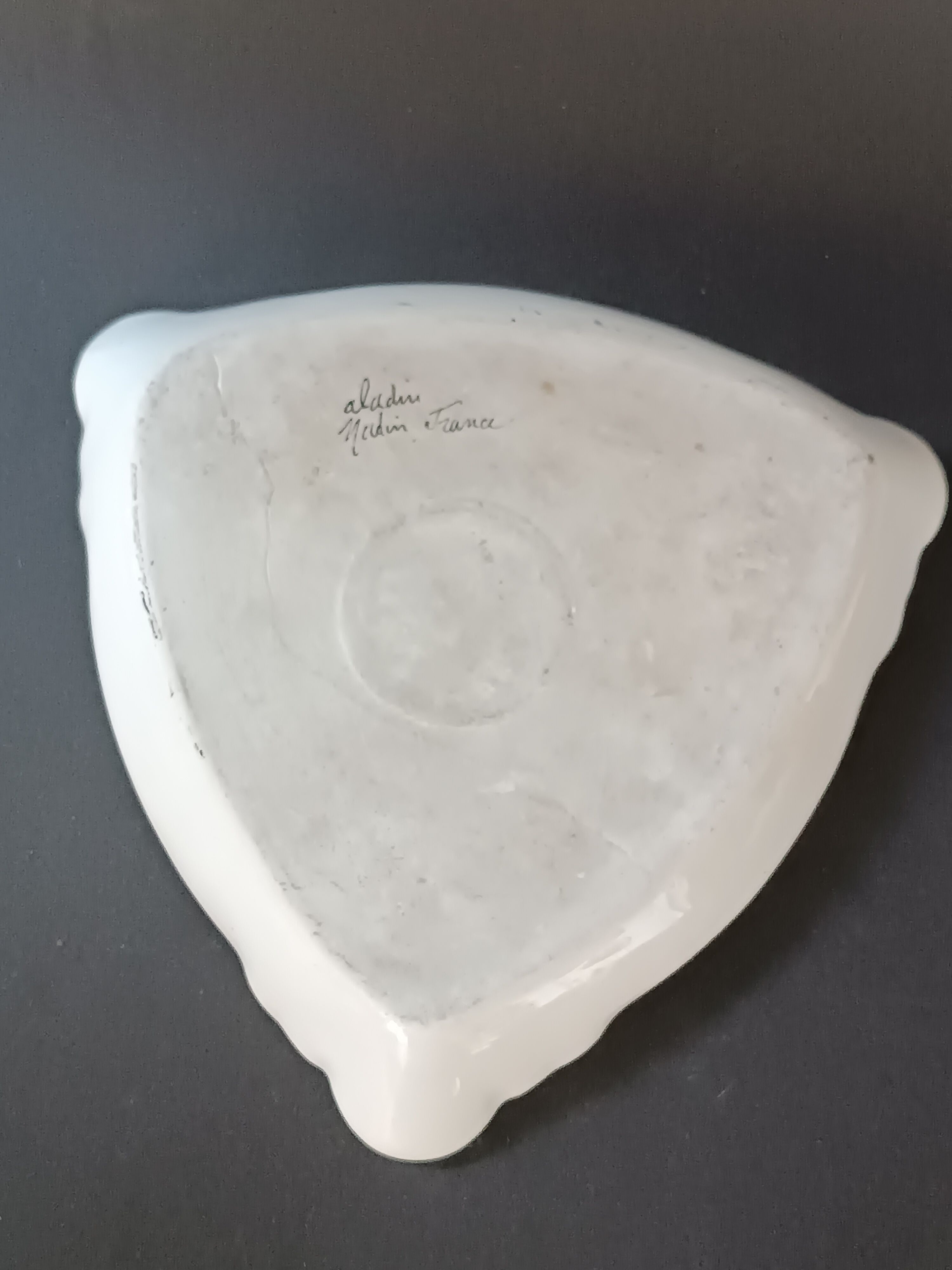Ceramic catchall with floral Art Deco Aladdin design