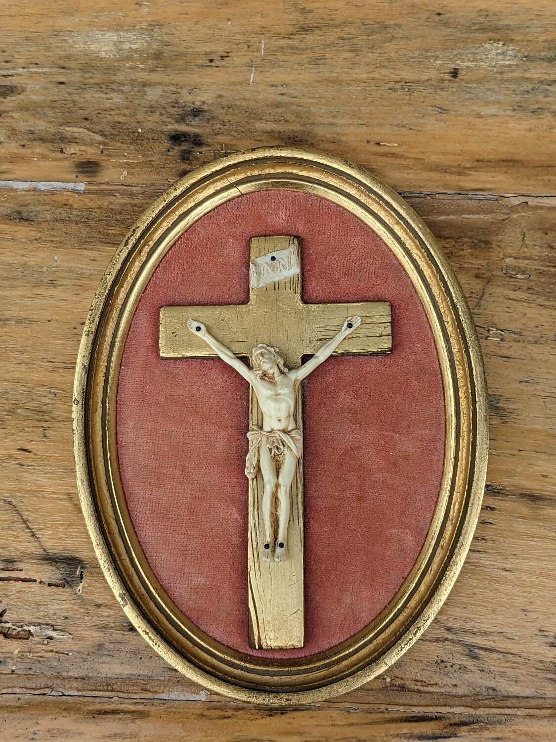 Médaillon crucifixion vintage