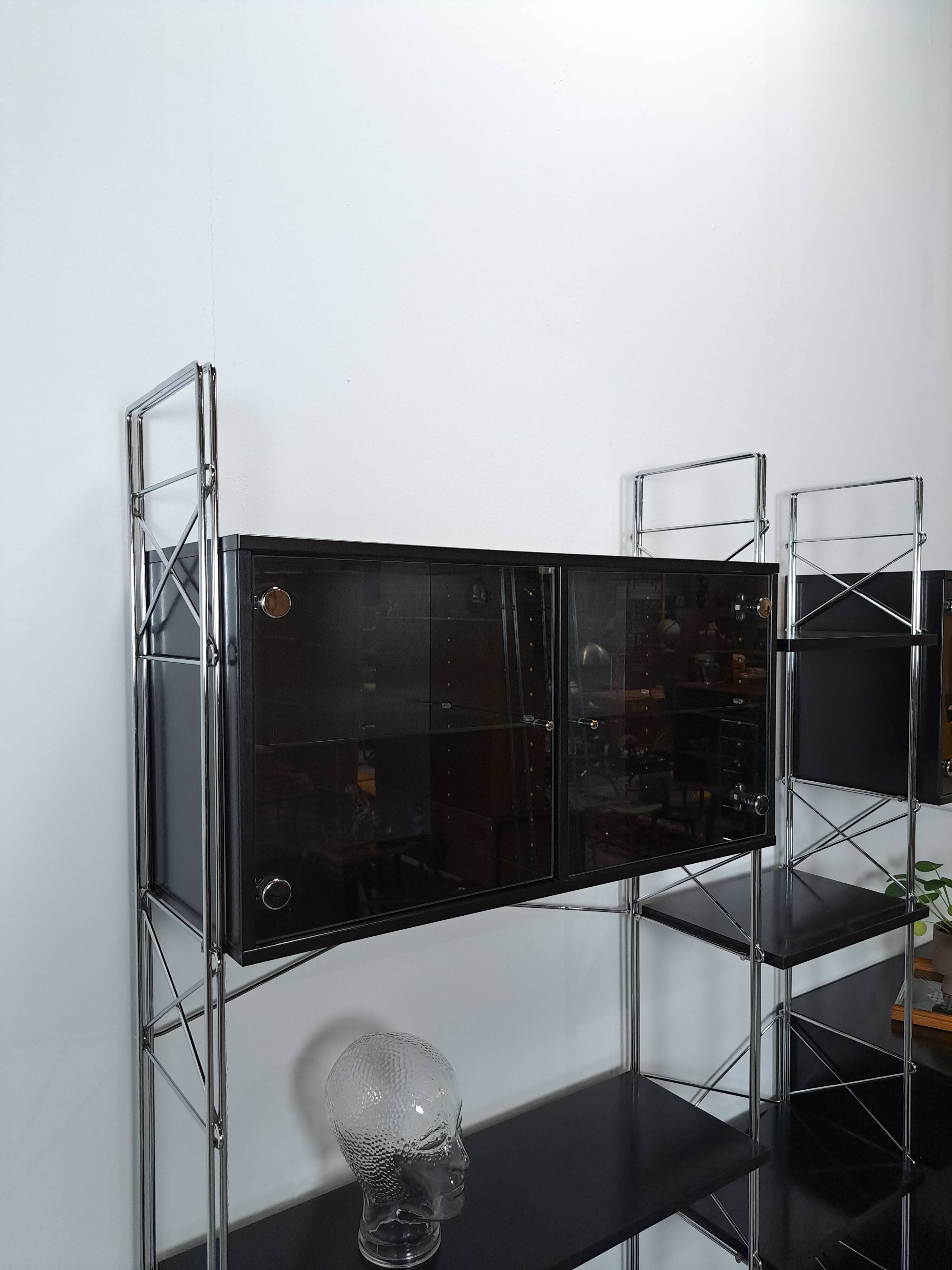 Deens design Denka modulaire kast met chromen houders en planken