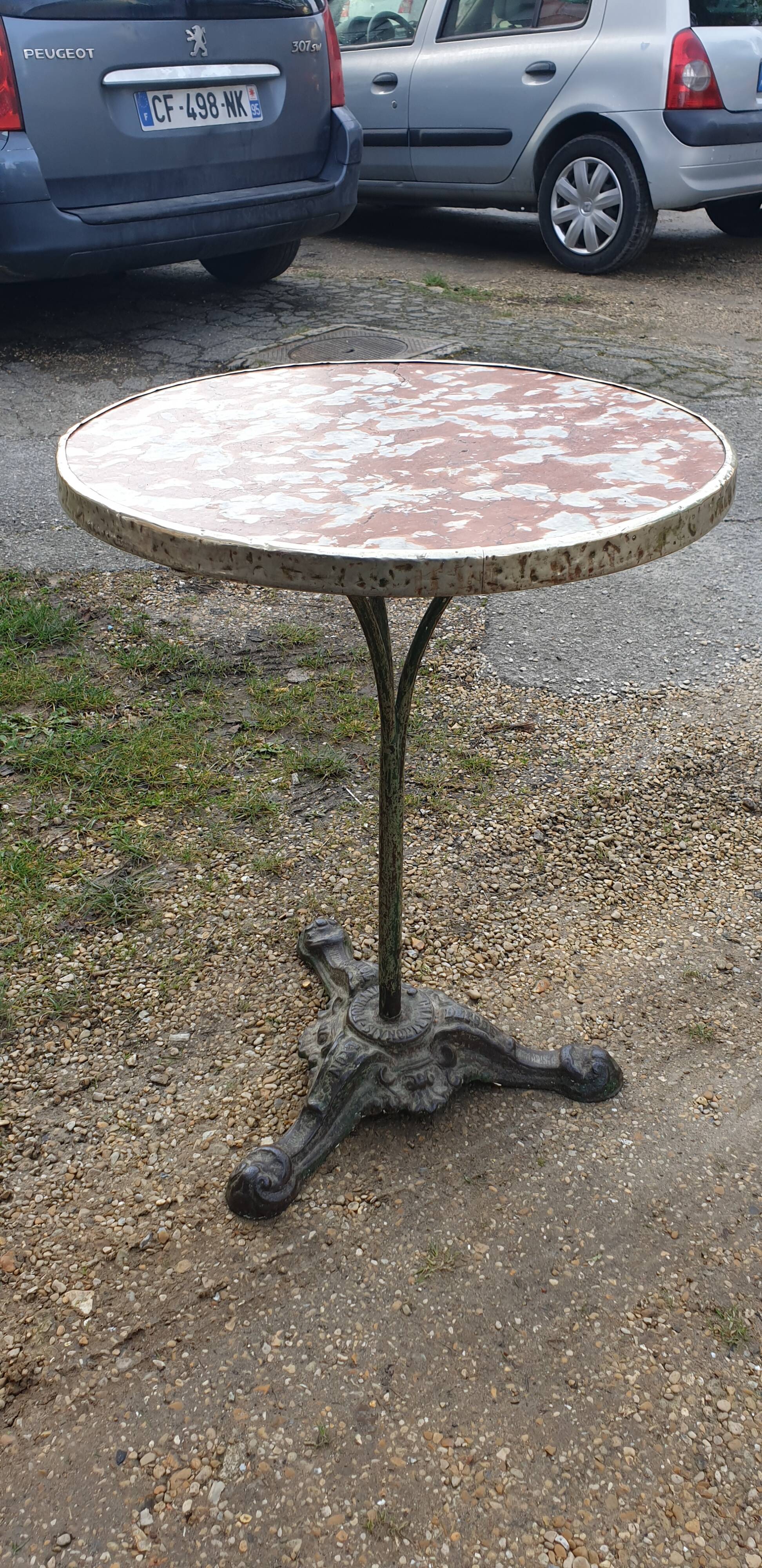 Pedestal bistro table