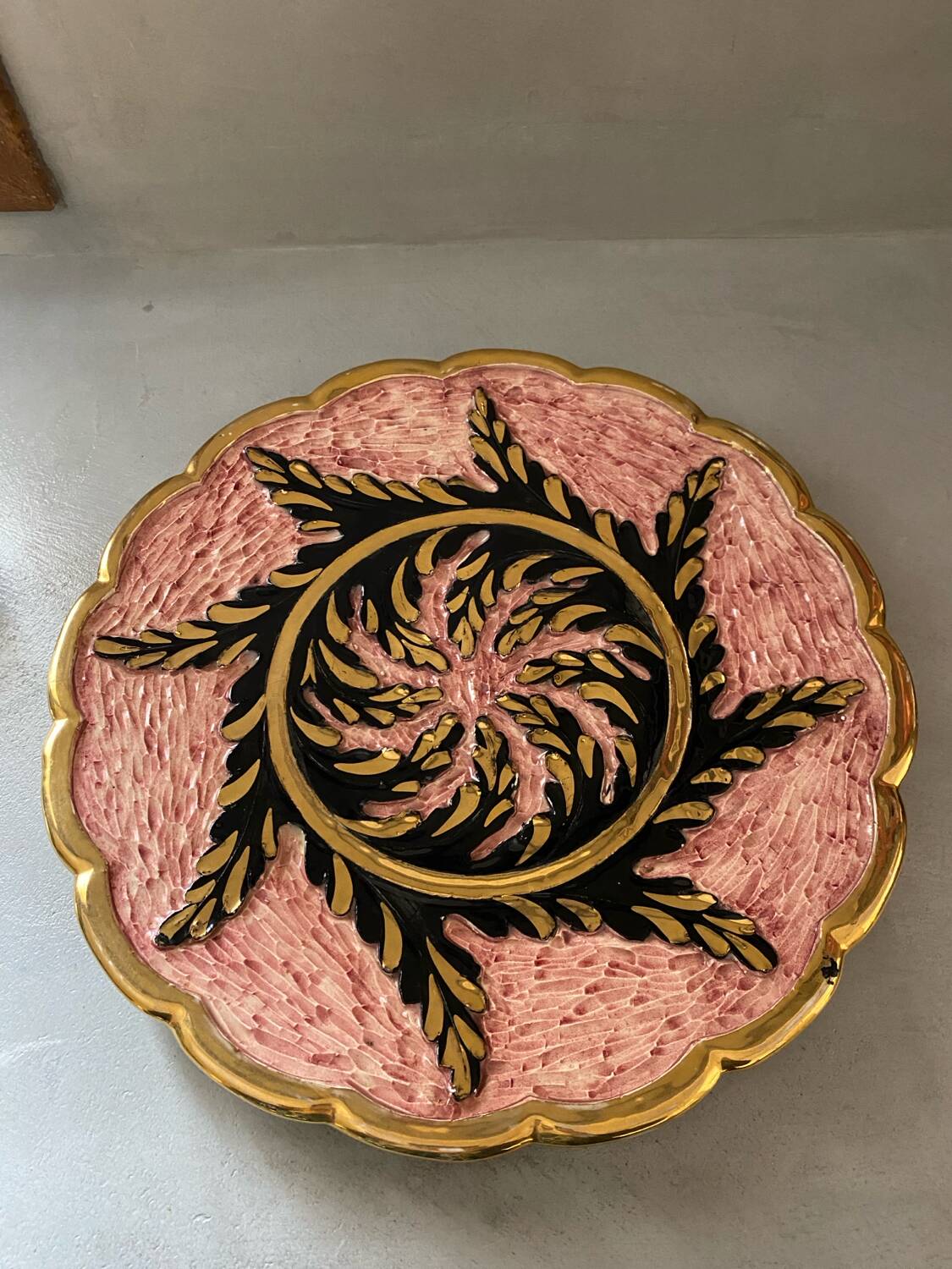 Large dish decorated with hand-signed rose gold