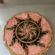 Plat rose et doré décoré à la main, signé