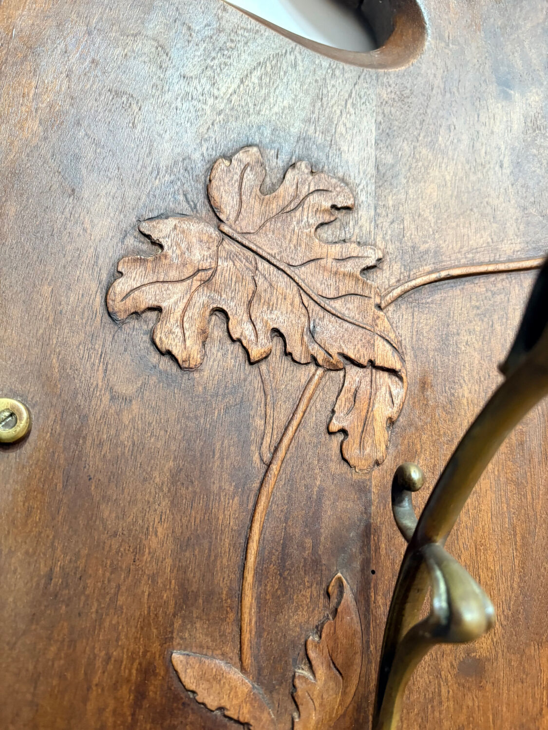 Grand porte-manteau Art Nouveau en bois sculpté – vers 1900