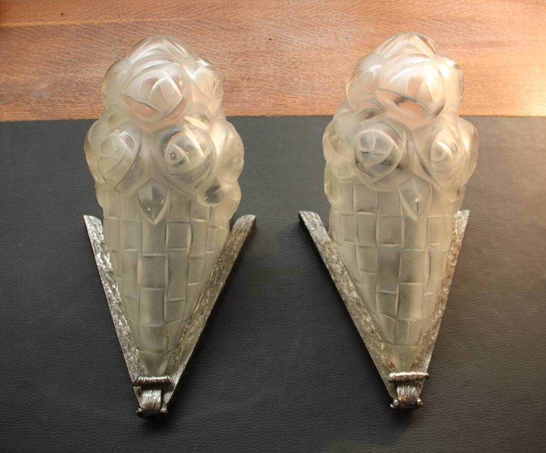 Pair of art deco glass wall lights signed dégue, hammered wrought iron.