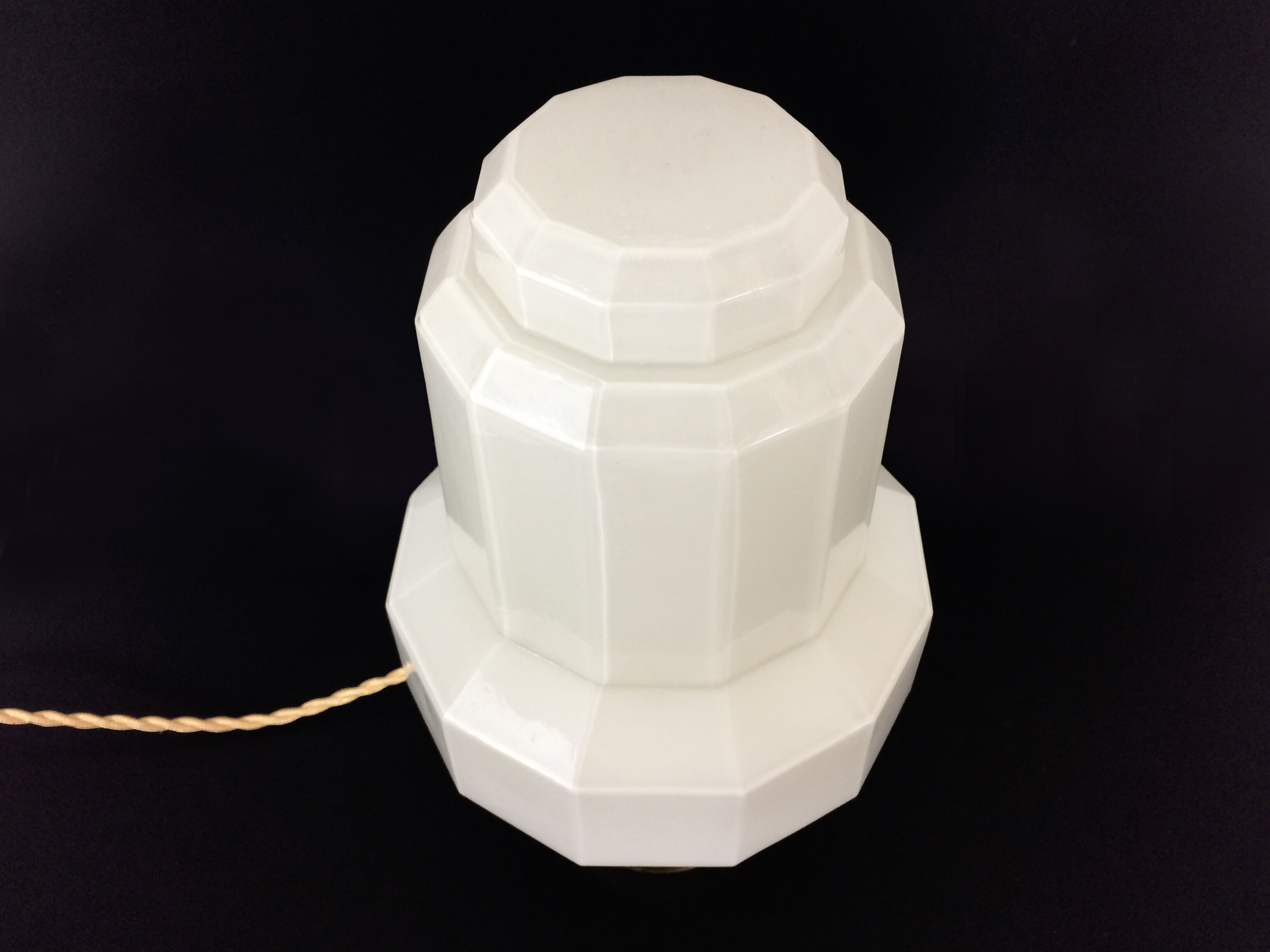 Skyscraper lamp in opaline and brass foot. Globe Art Deco