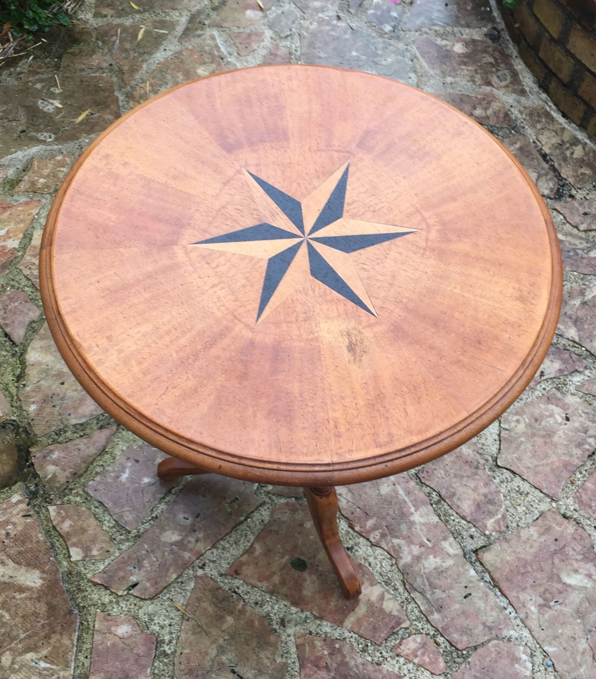 Pedestal table