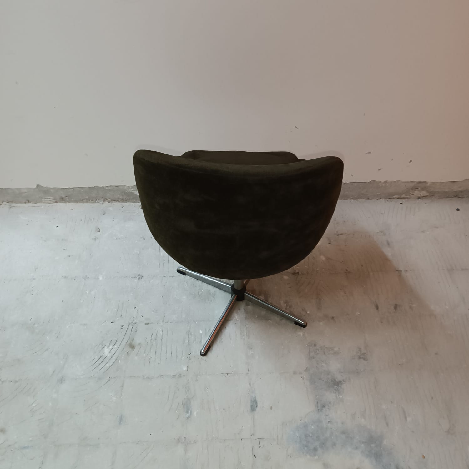 Pairs of vintage chairs from the 50s/60s swivel.
