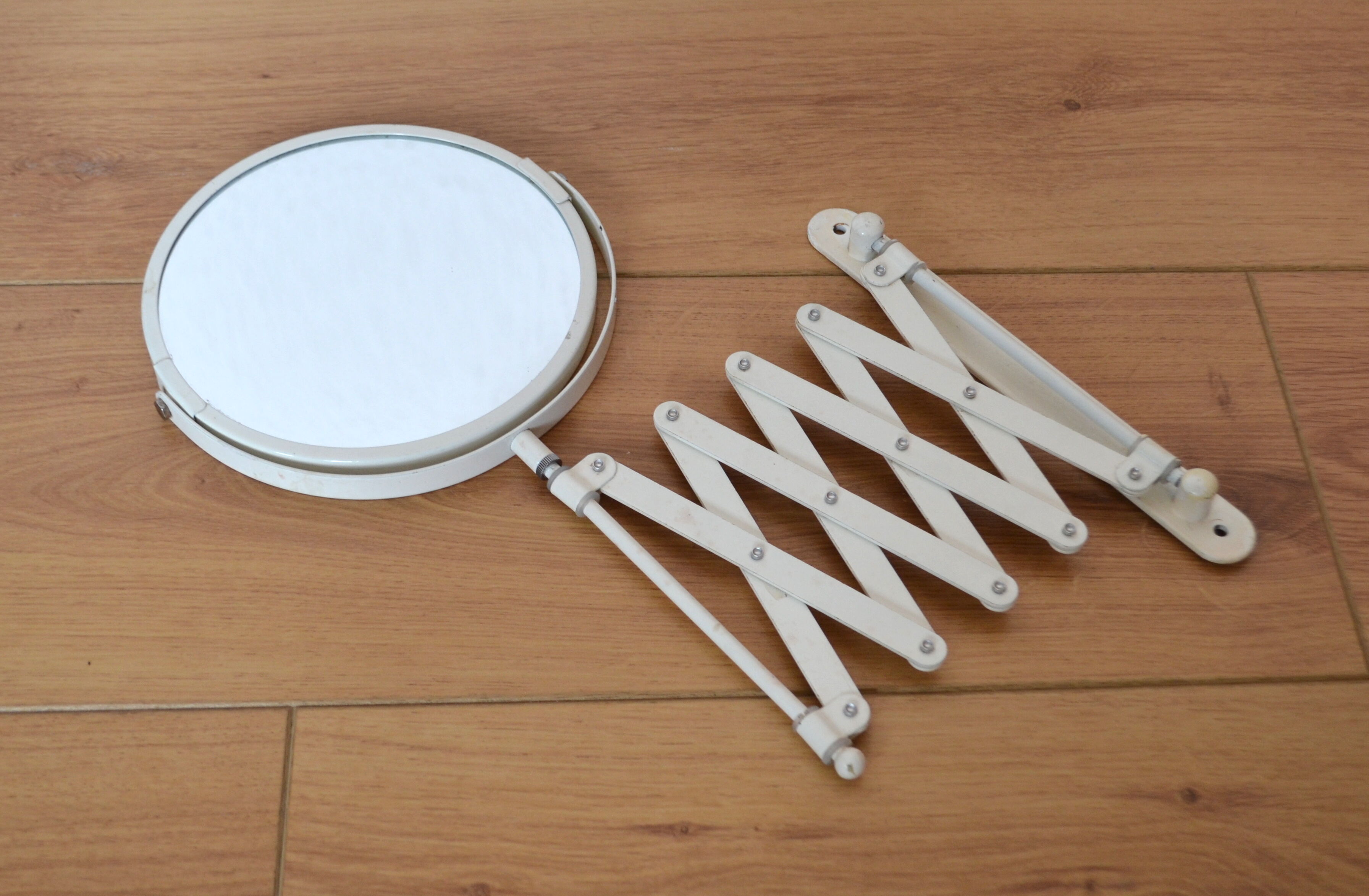 Miroir accordéon en métal blanc vintage - style barbier