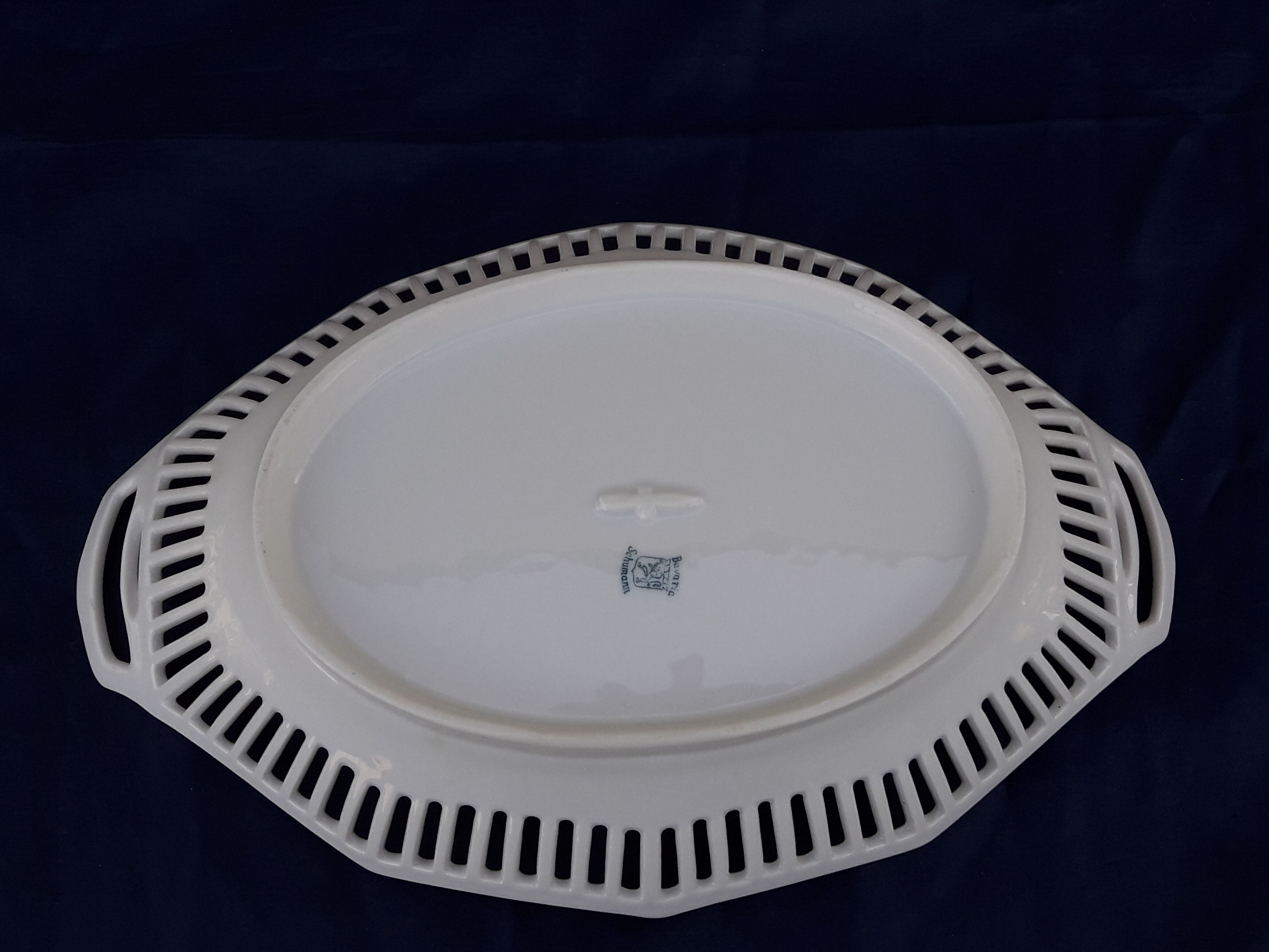 Former open-ended porcelain basket Bavaria Schumann bird motif