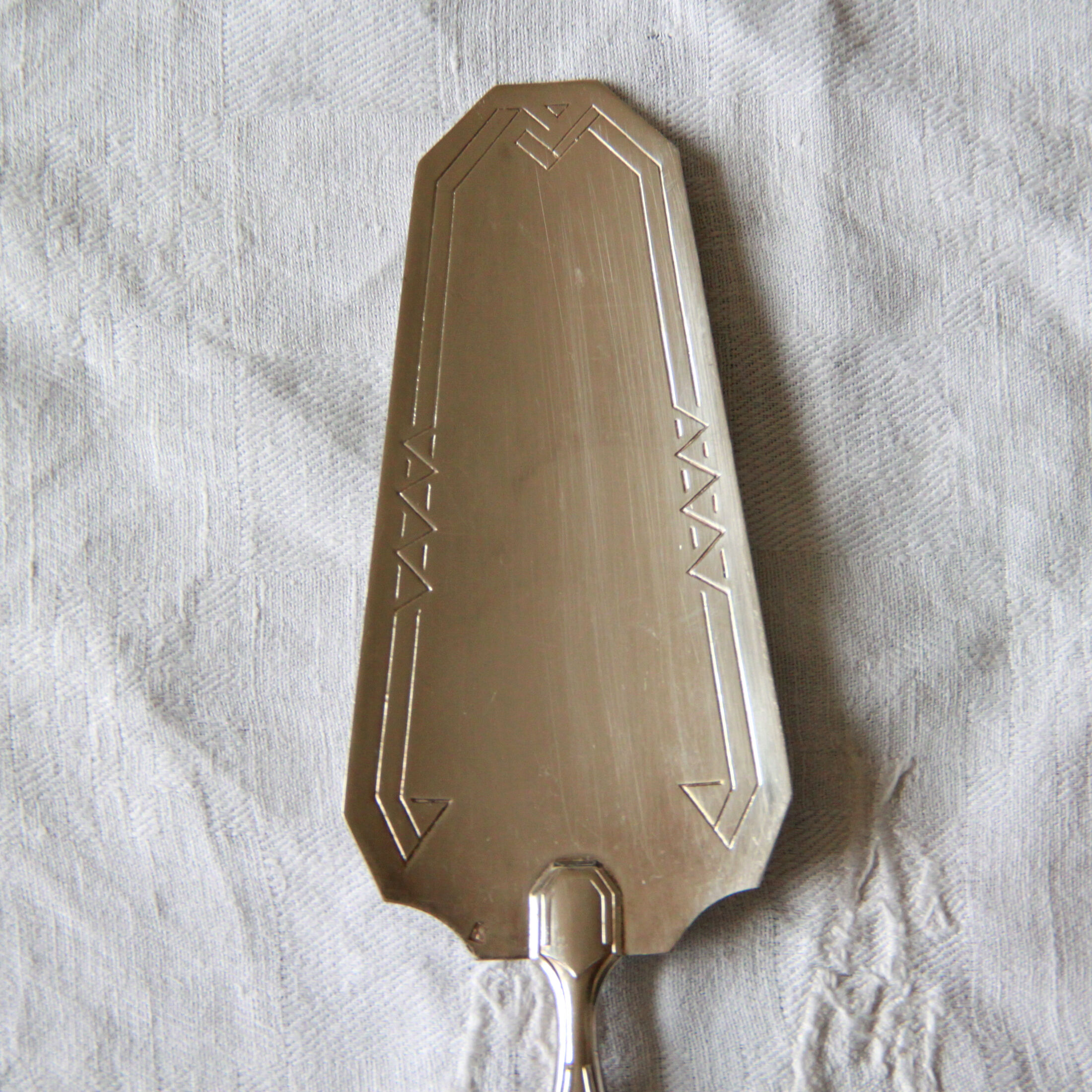 Pelle à tarte gâteaux dessert vintage en métal argenté art déco poinçonnée