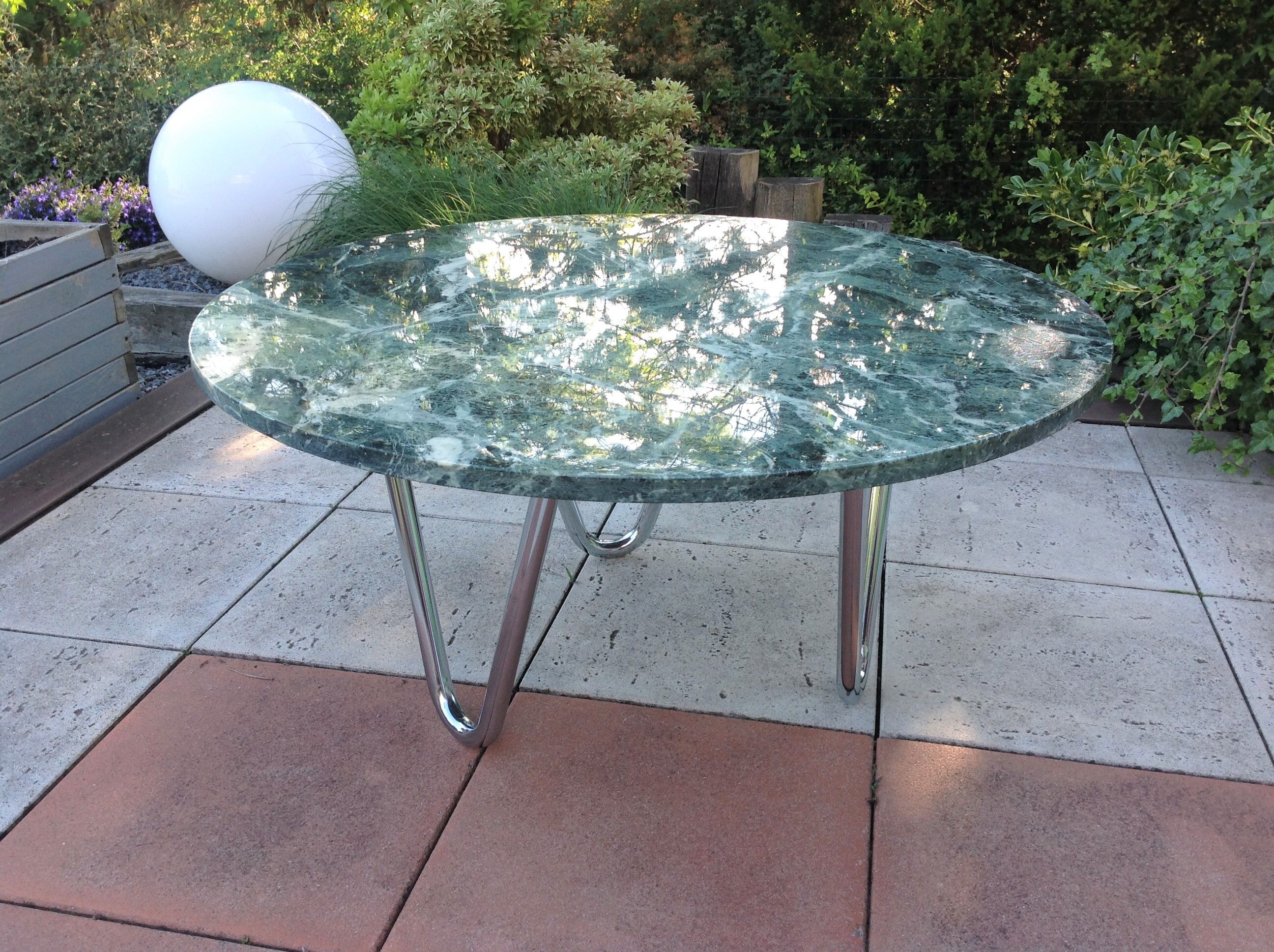 Round coffee table in green marble and chrome / vintage base 60s-70s