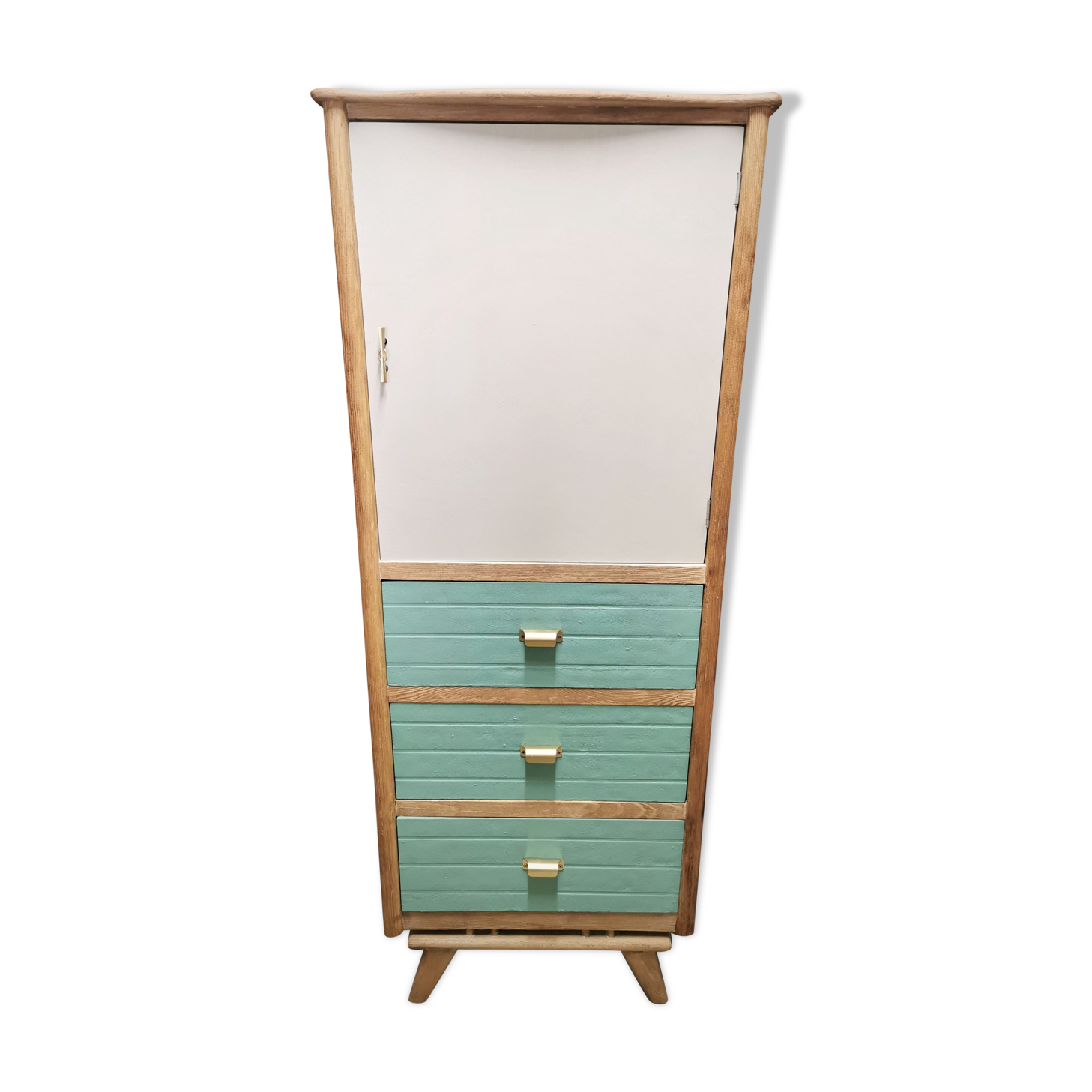 Asymmetrical compass foot cabinet