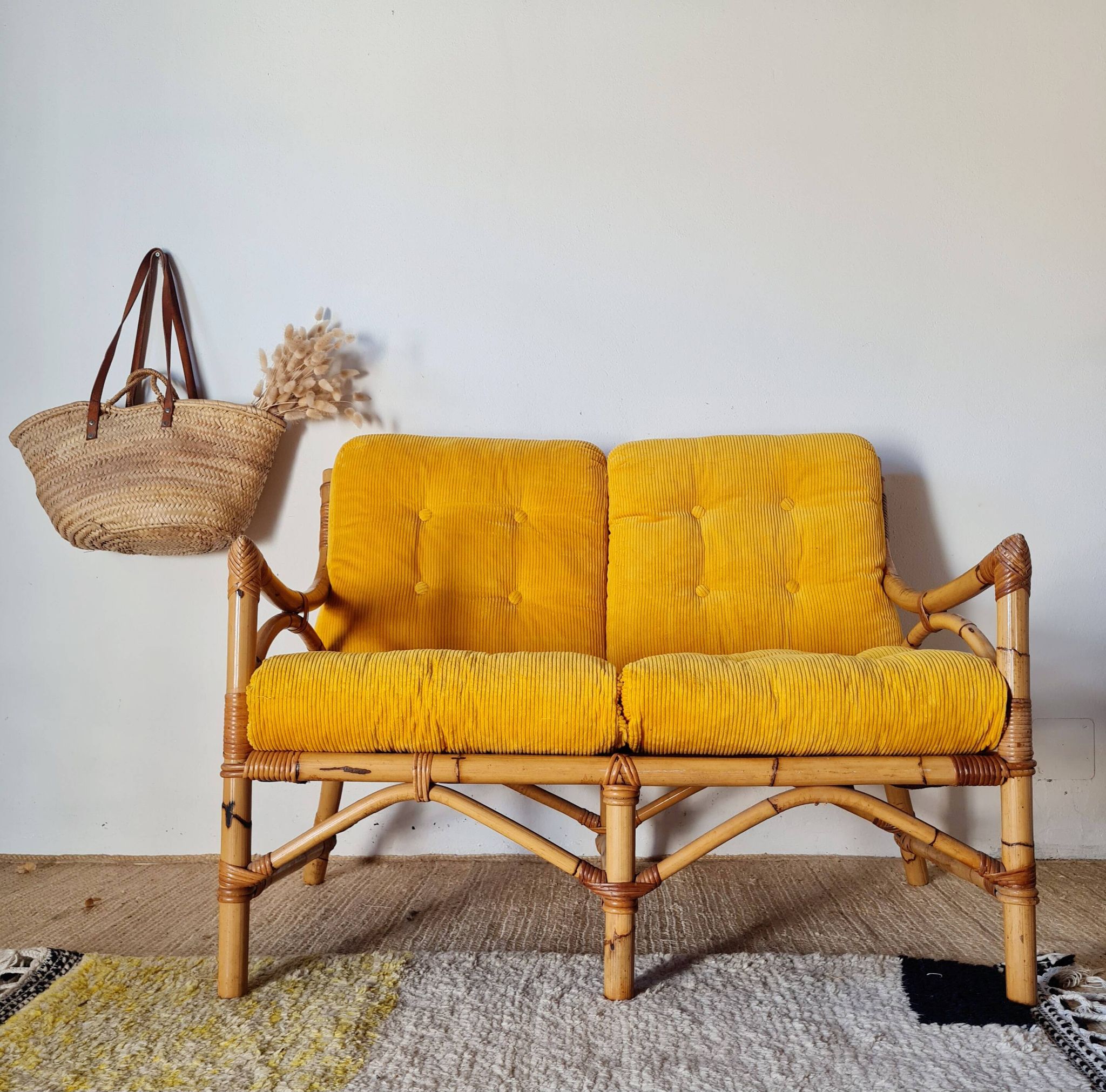 Banquette en rotin années 60 - velours jaune