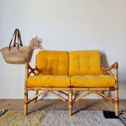 Banquette en rotin années 60 - velours jaune