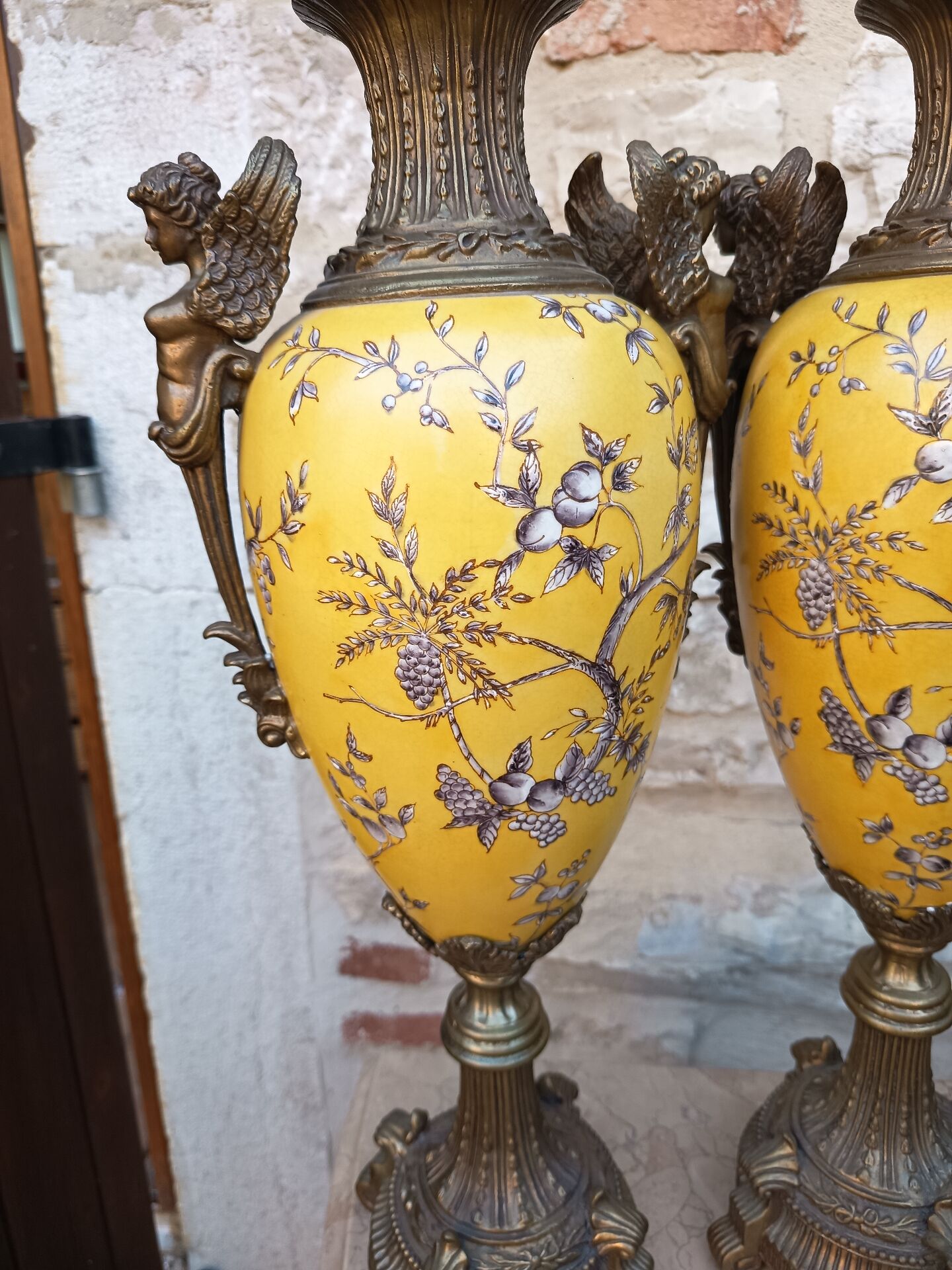 Paire de grands vases couverts - 60cm - faïence jaune