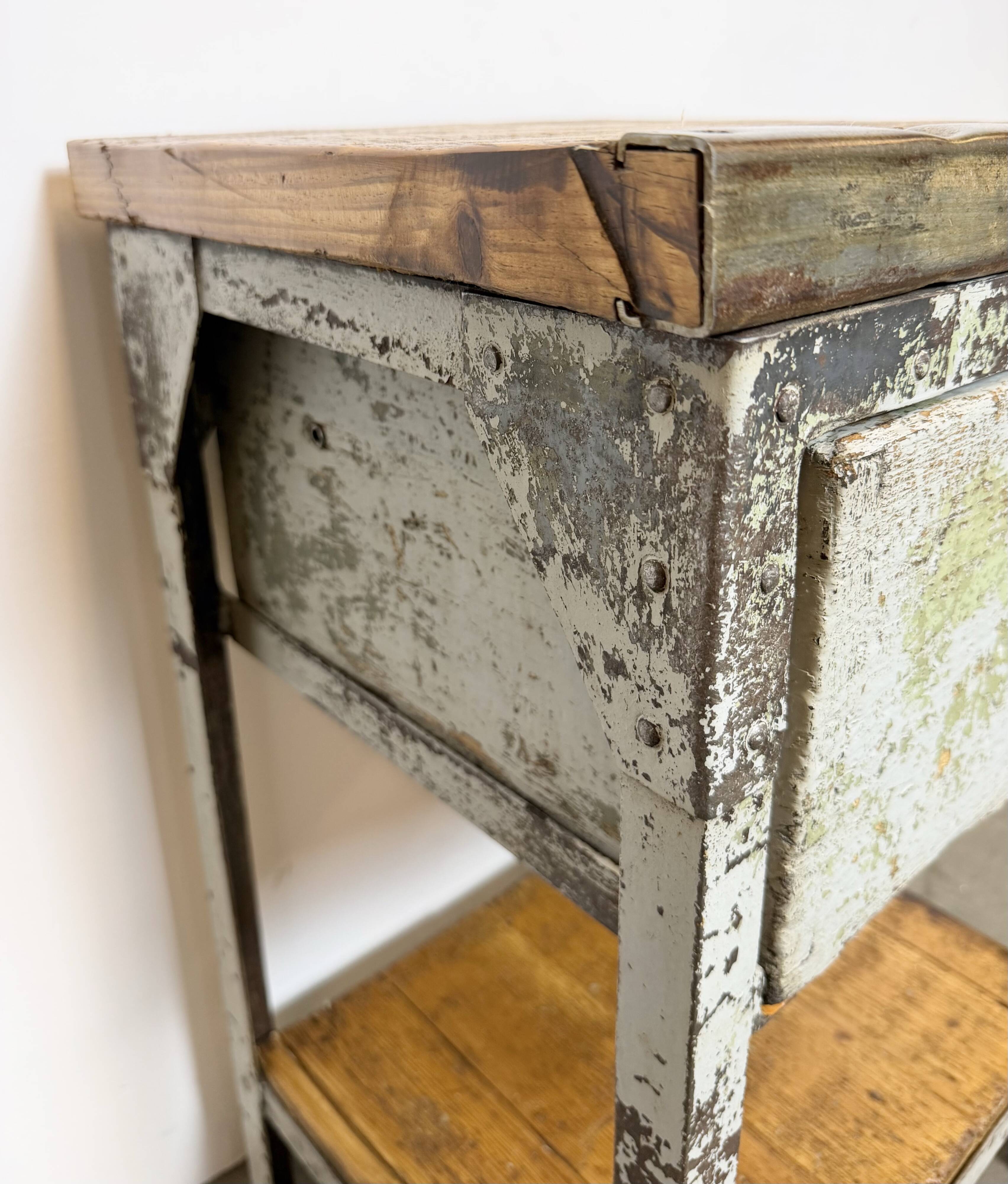 Commode en fer industriel gris, années 1950