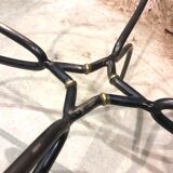 Table de salle à manger piètement fer forgé et laiton, plateau de verre., années 1980