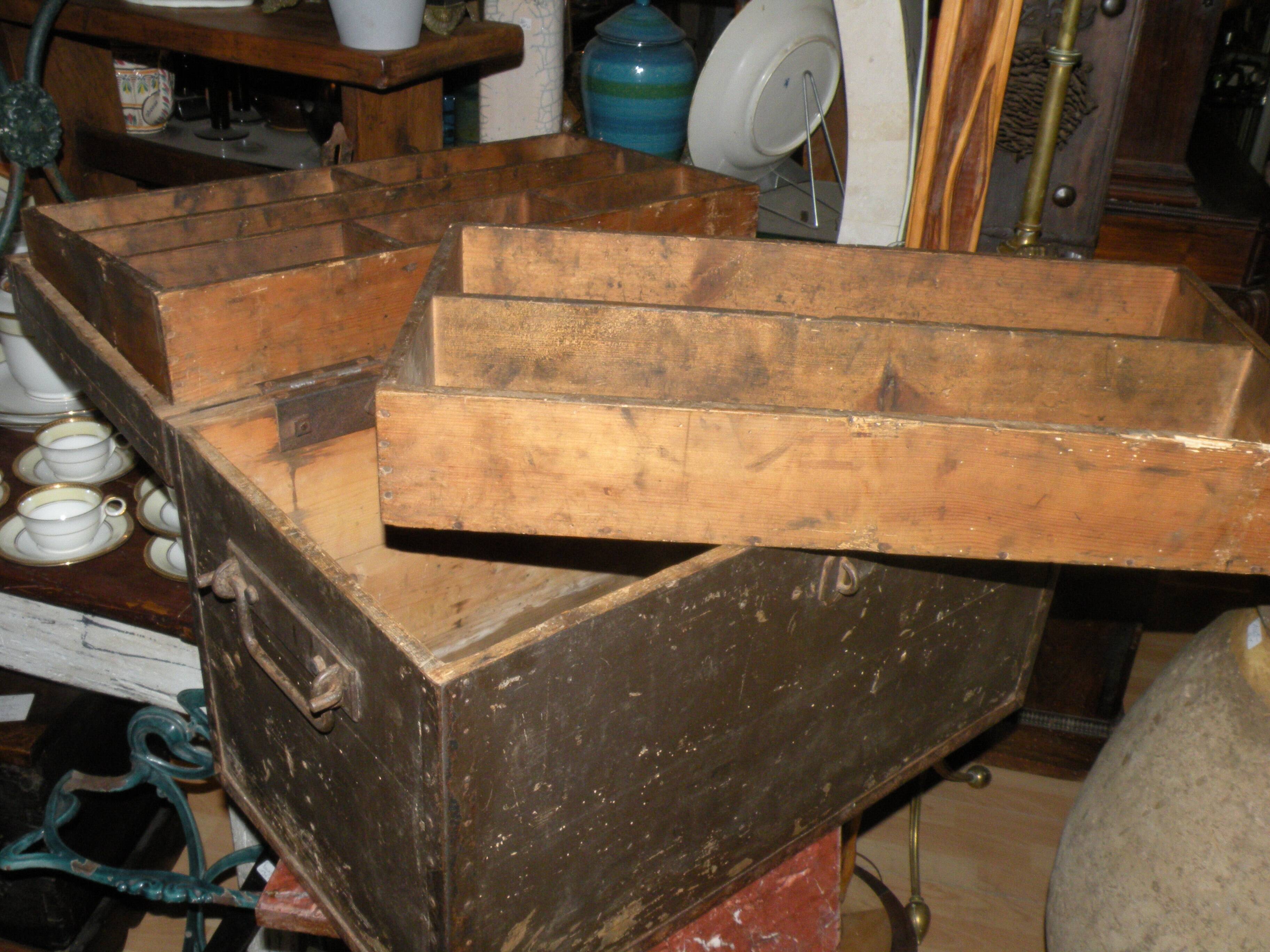 Beautiful cabinetmaker's trunk in wood and metal from the 1900s. With 3 storage compartments