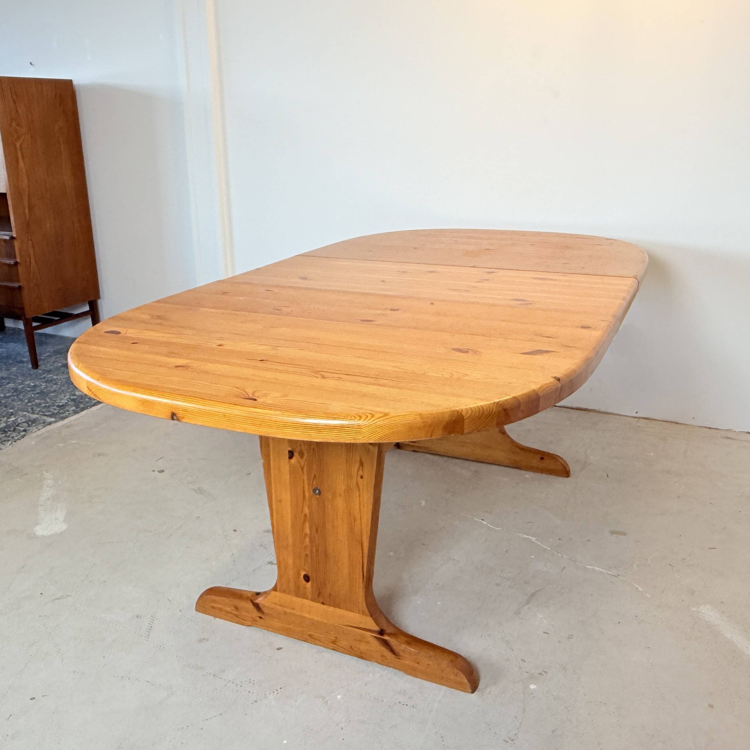 Vintage oval pine table with extendable top