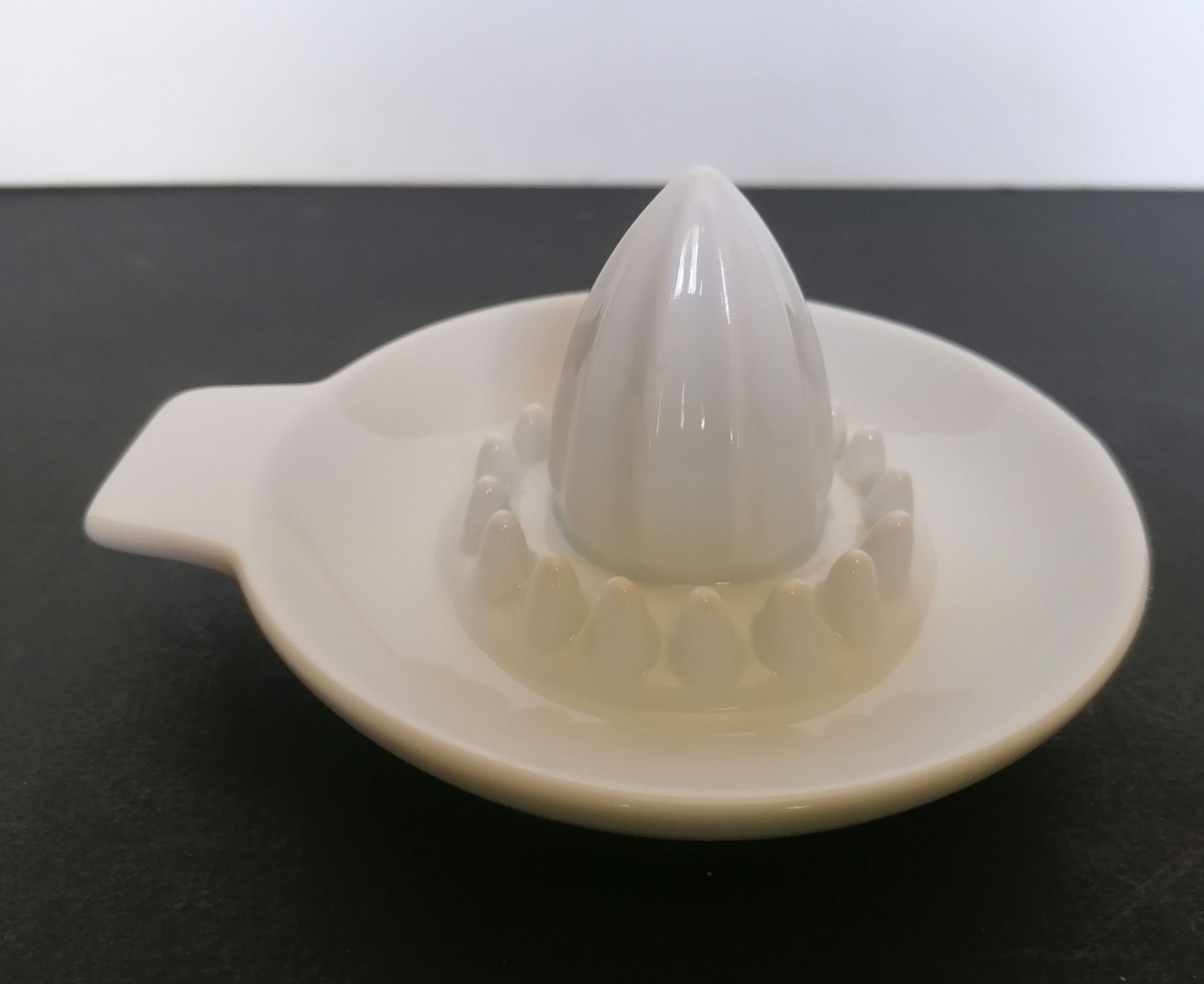 Presse agrume porcelaine blanche ancienne