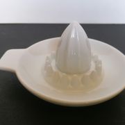 Presse agrume porcelaine blanche ancienne