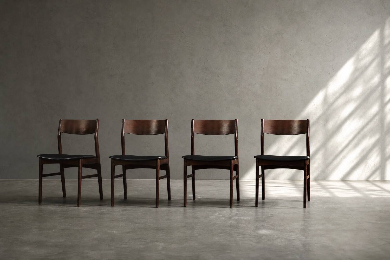 Ensemble de 4 chaises de salle à manger scandinaves modernes des années 50 en hêtre et palissandre.