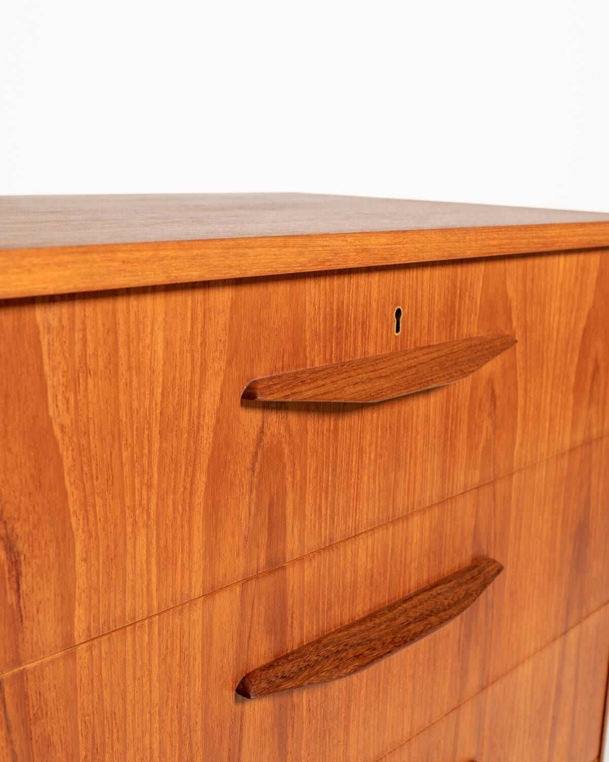 Commode en teck avec ferrules en laiton