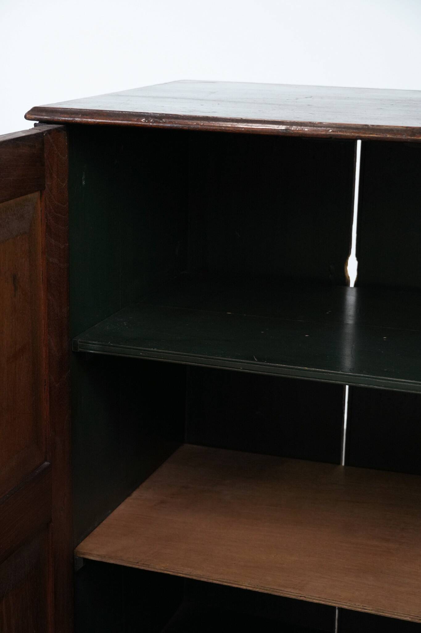 Charmant et intemporel meuble-commode ancien en chêne anglais du début du XIXe siècle, avec deux portes et une serrure fonctionnelle.