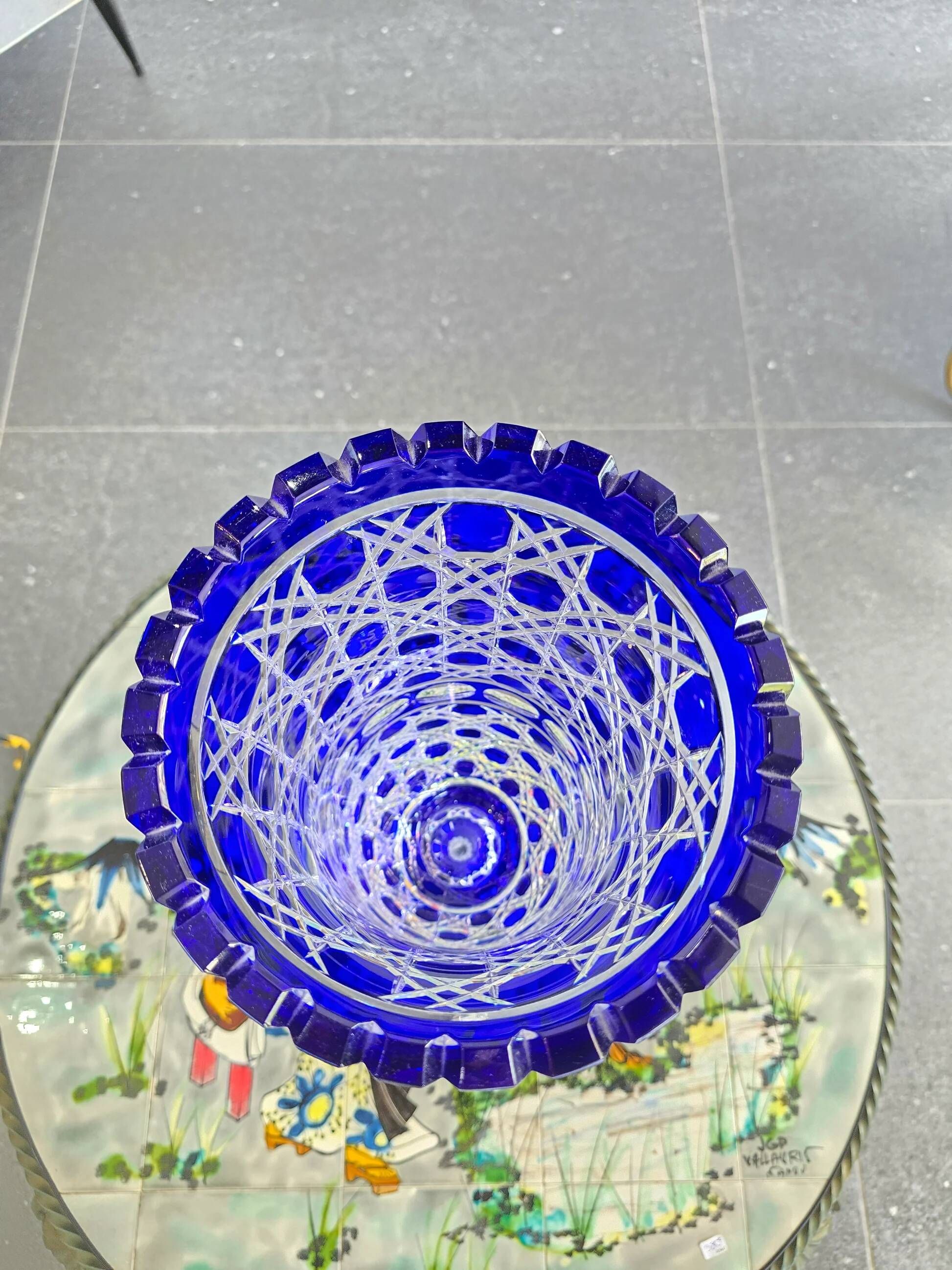 Cobalt blue cut crystal vase "The Great Owls" – Large model on a pedestal