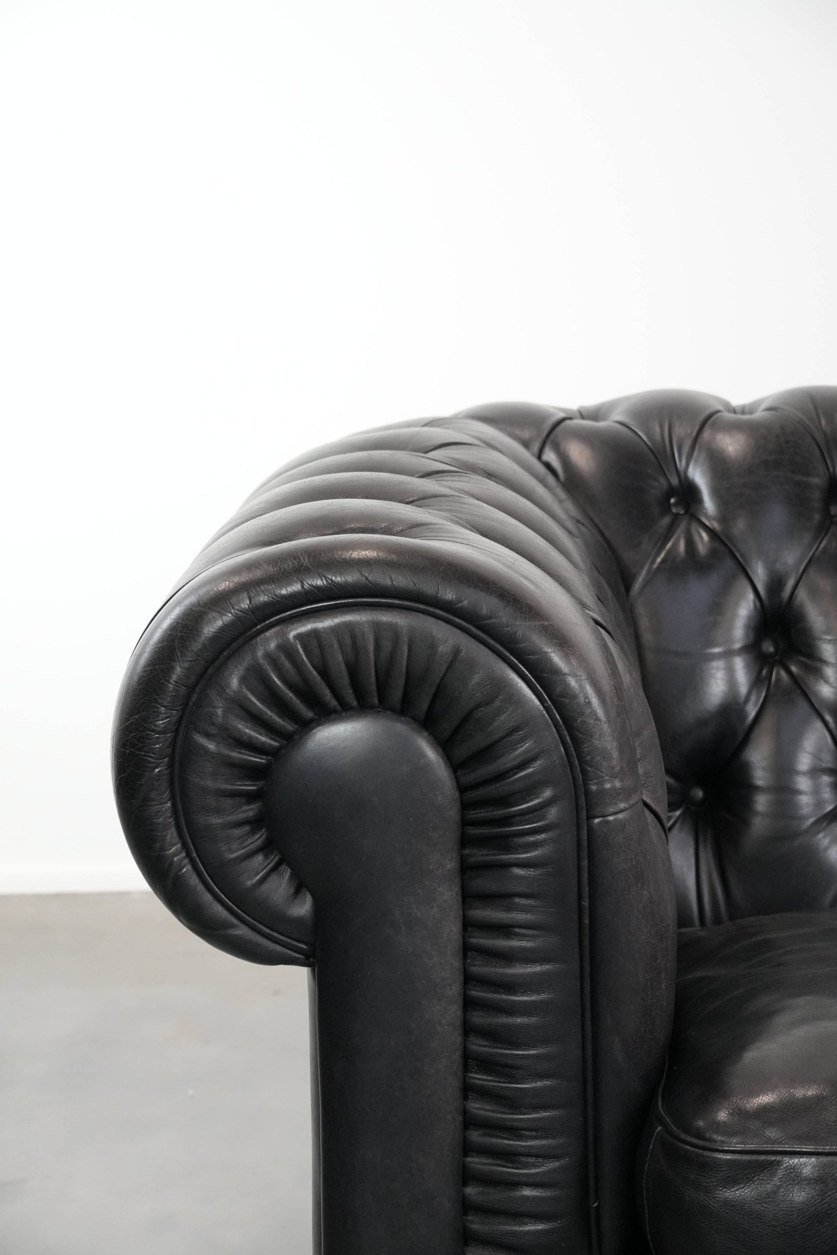 Black chesterfield 3-seater sofa made of cowhide leather in English style