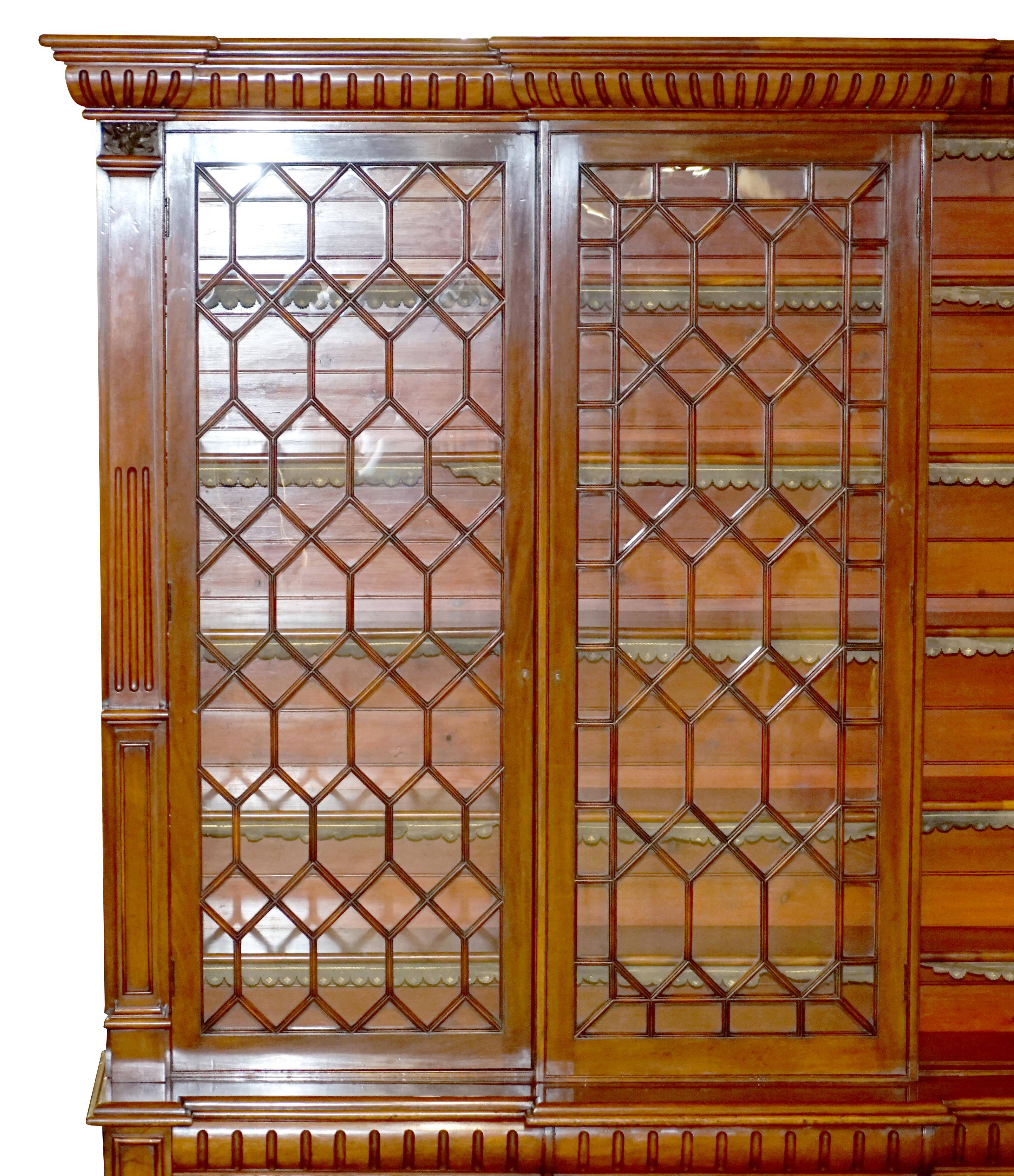 Bibliothèque monumentale haute victorienne en acajou massif avec vitrines astrales