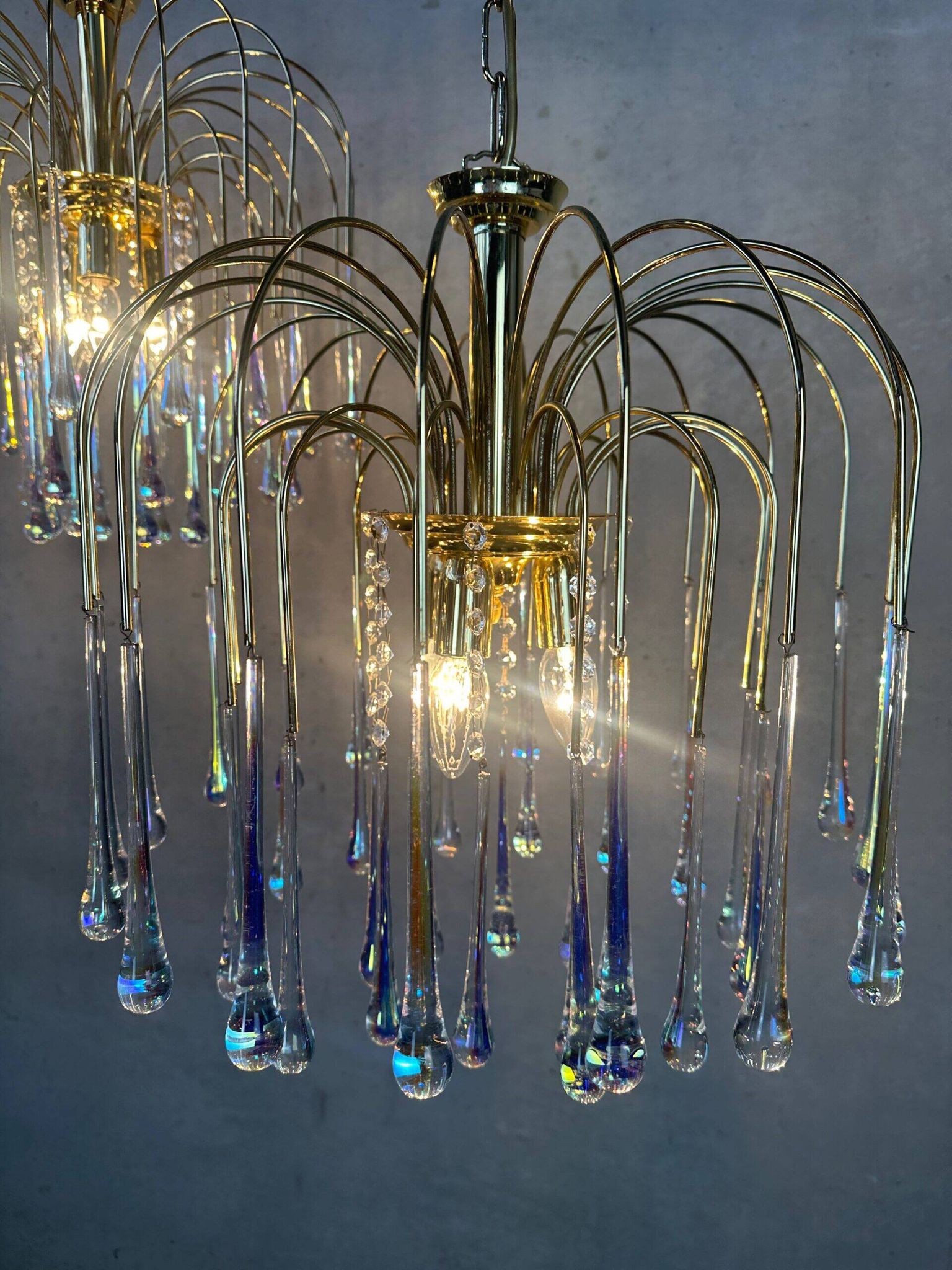 Chandelier en goutte d'eau de style Hollywood Regency – Massif