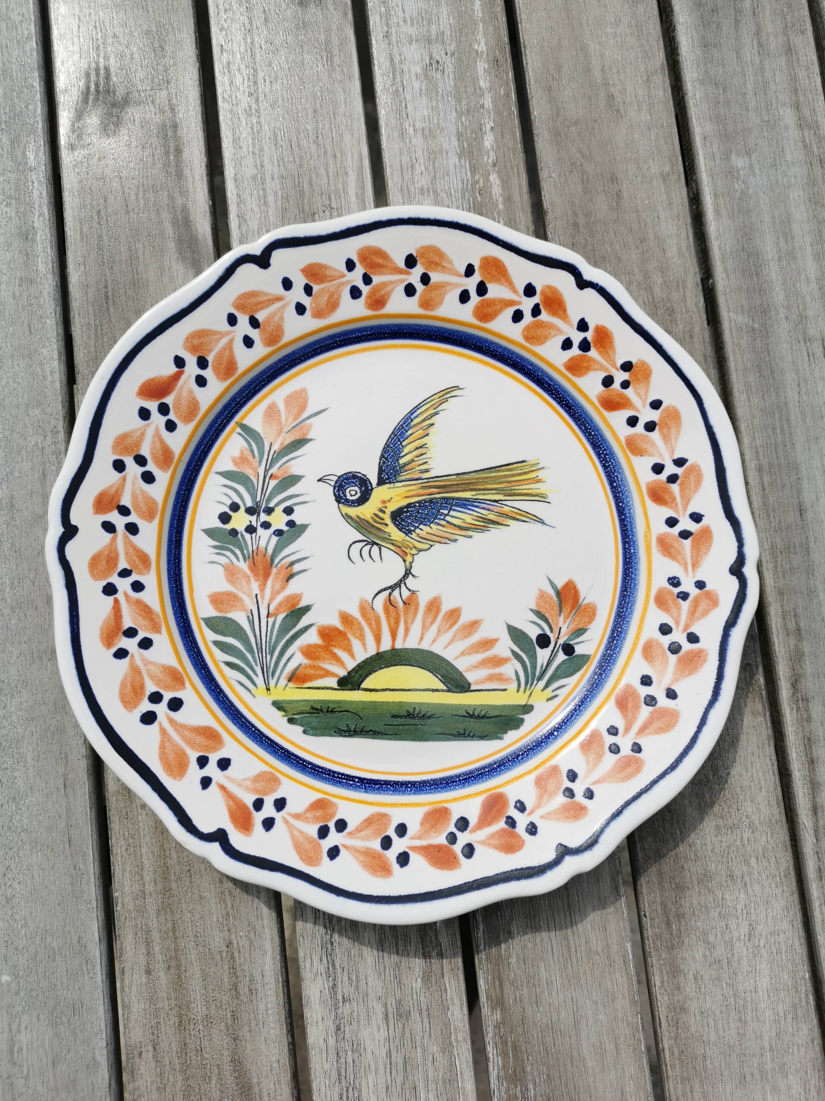 Decorative plate in earthenware, bird decoration, Henriot de Quimper. Bréhat Island.