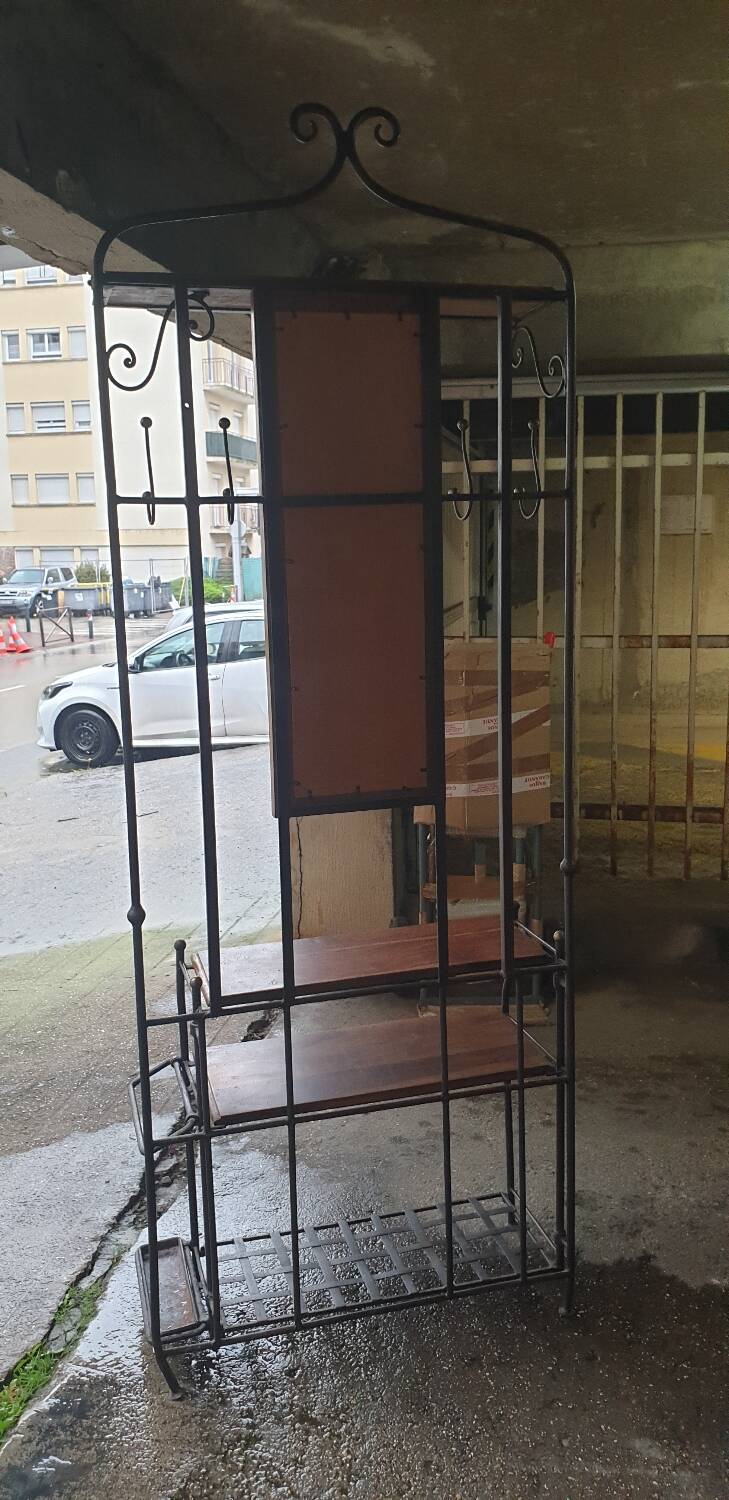 Contemporary locker room